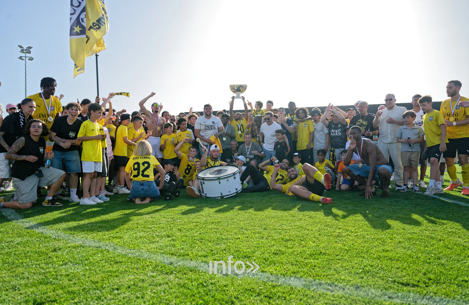 FC Atert Bissen champion de BGL Ligue 2025-26 à Bissen : joueurs, encadrement et supporters du FC Atert Bissen réunis sur la pelouse avec le trophée (photo Sportspics VP)