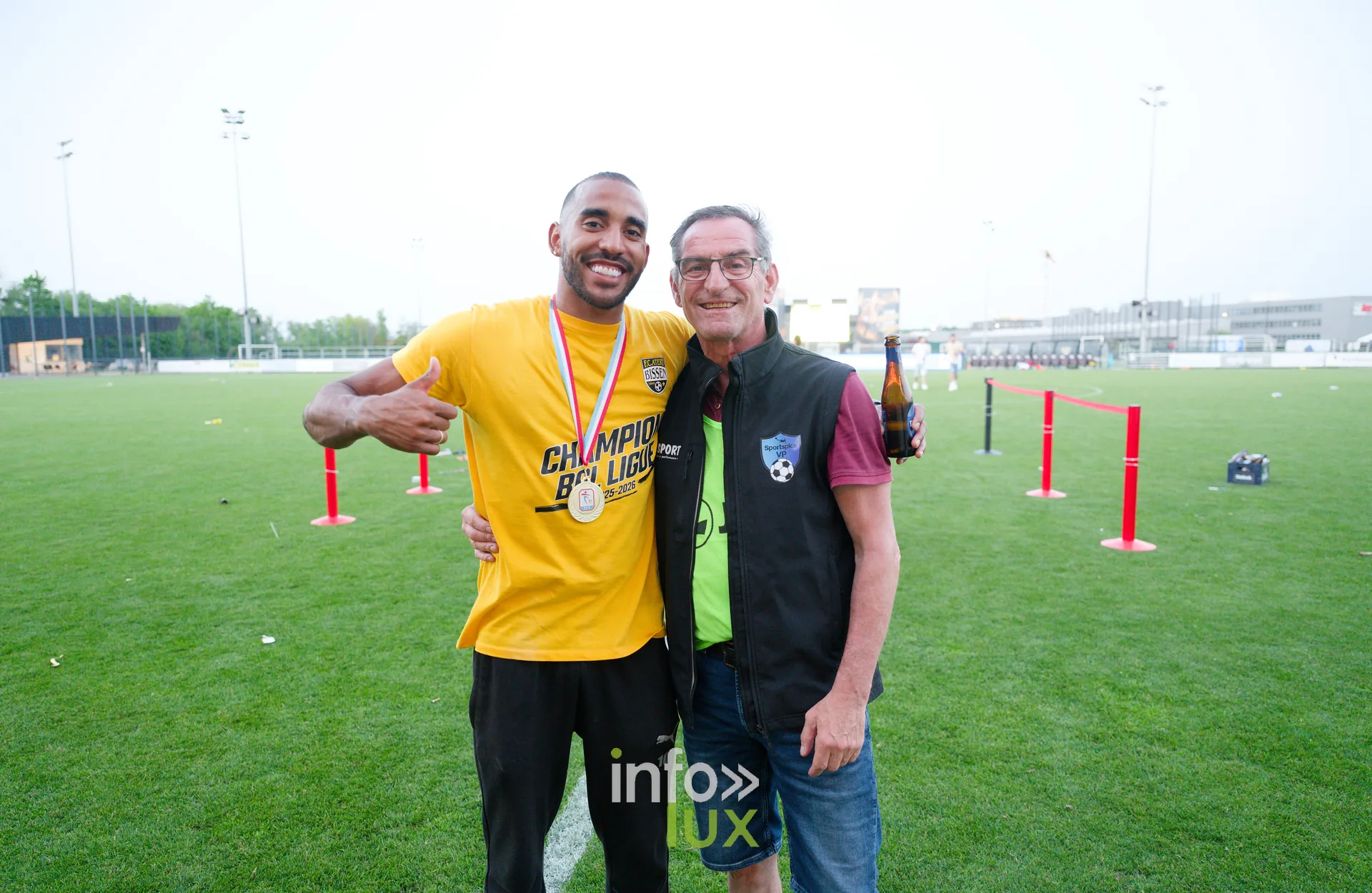 FC Atert Bissen champion de BGL Ligue 2025-26 à Bissen : un joueur du FC Atert Bissen, médaille au cou, en t-shirt « Champion BGL Ligue » (photo Sportspics VP)