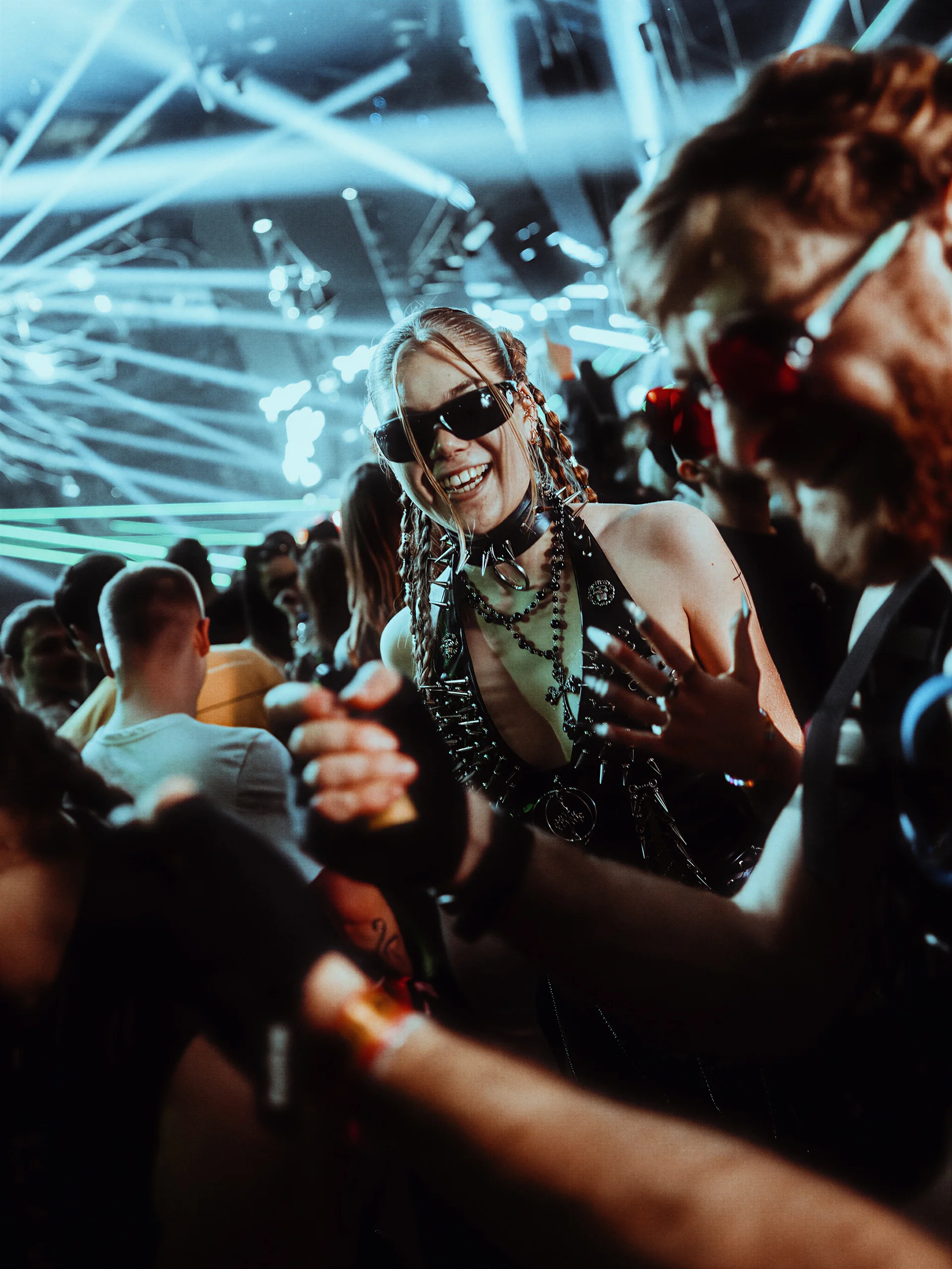 Groupe d’amis dans la foule du FCKNYE Festival, archives