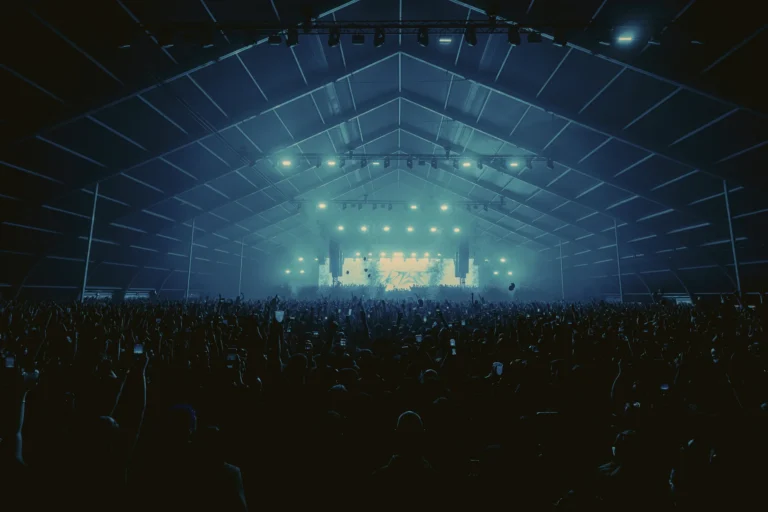 Chapiteau et scène du FCKNYE Festival, archives