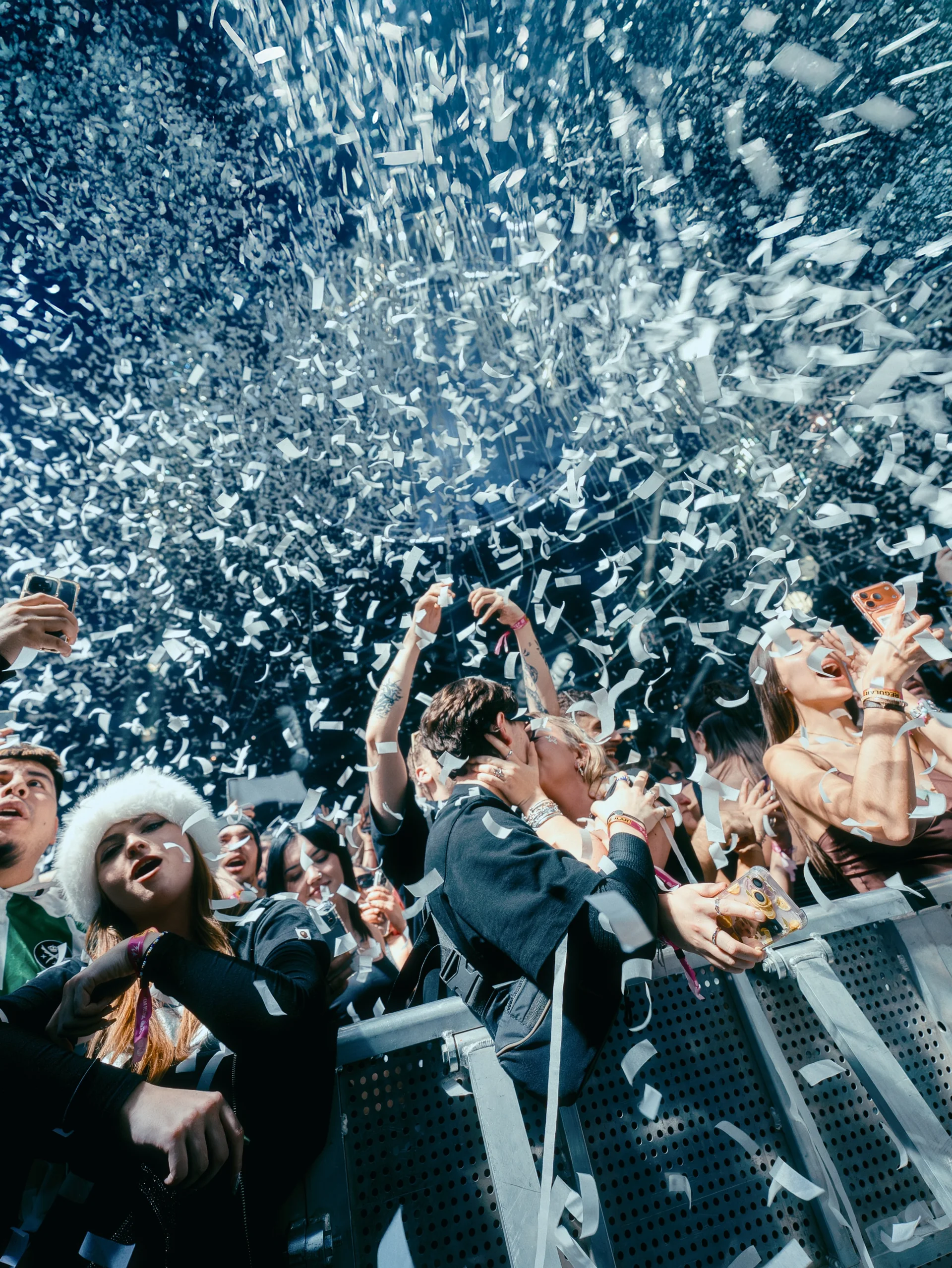 Pluie de confettis sur le premier rang du FCKNYE Festival, archives
