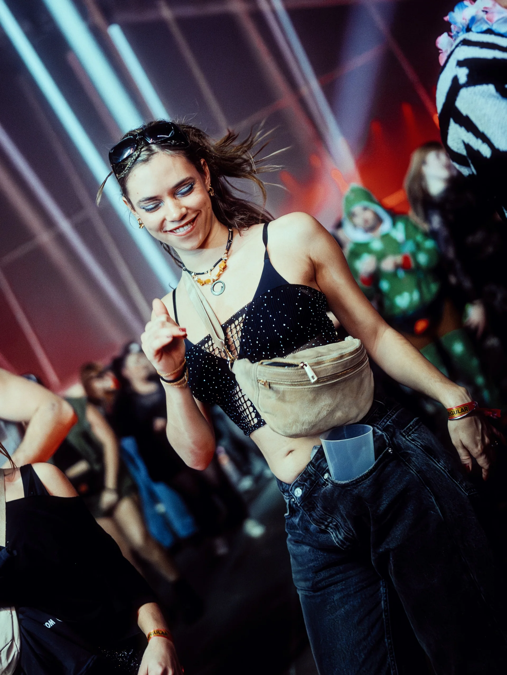 Une festivalière danse au FCKNYE Festival, archives