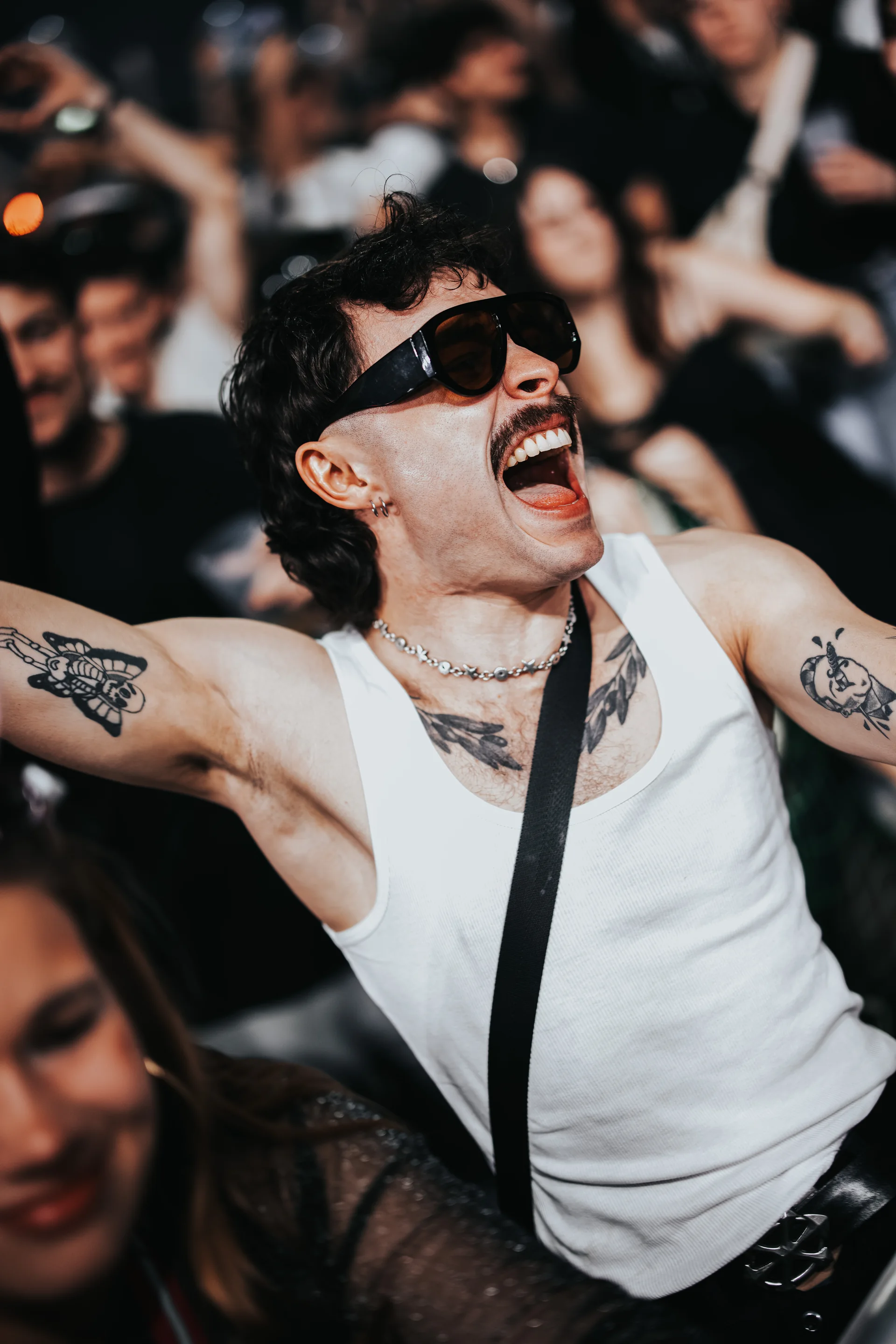 Un festivalier exulte dans le public du FCKNYE, archives