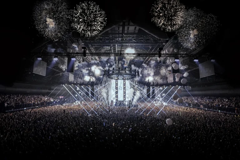 Feux d’artifice au-dessus de la grande scène et de la foule du FCKNYE Festival, archives