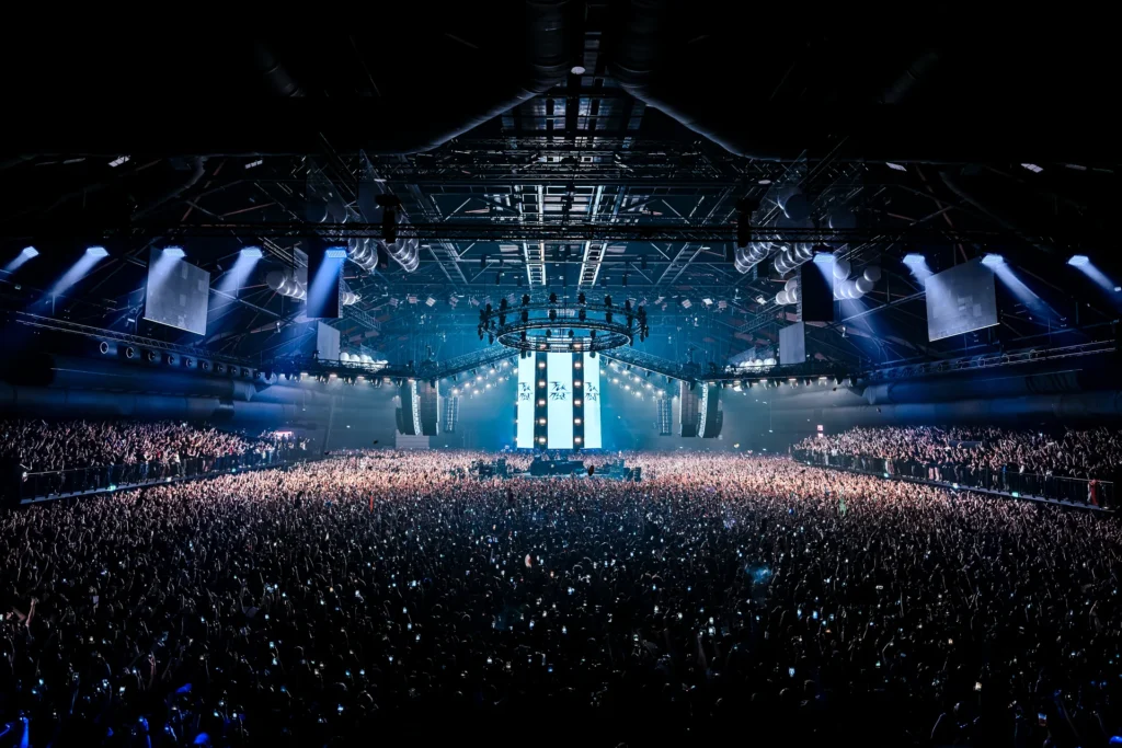Grande salle du FCKNYE Festival remplie de festivaliers, archives