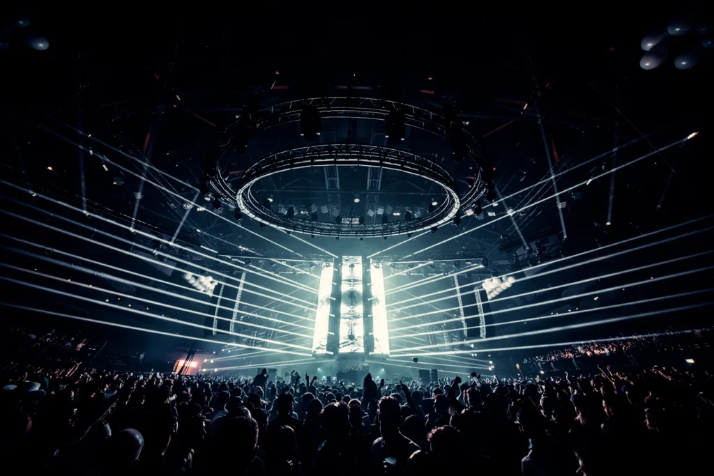 Grande scène du FCKNYE Festival sous les lasers, archives