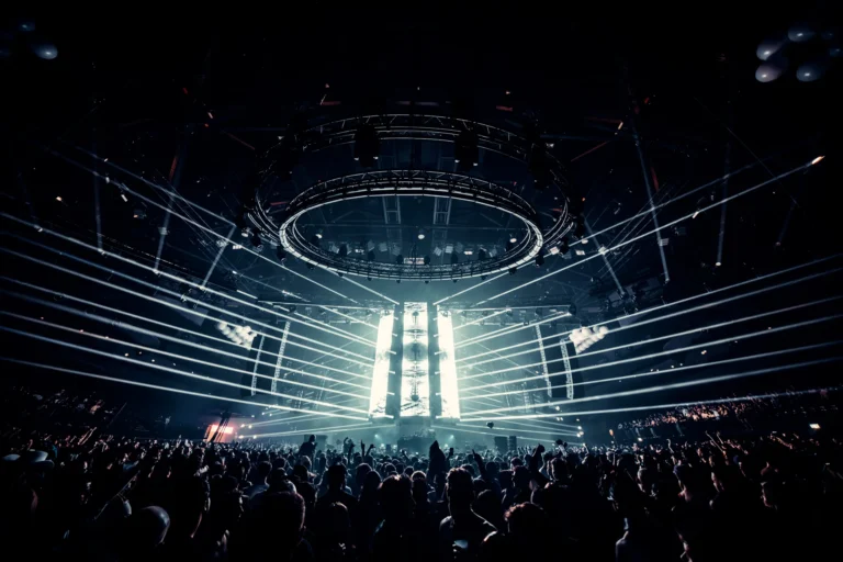 Grande scène du FCKNYE Festival sous les lasers, archives