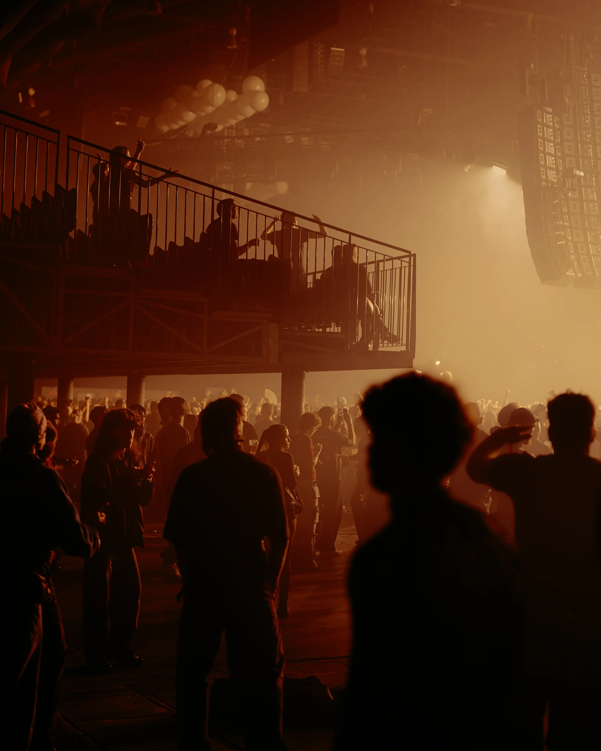 Silhouettes de festivaliers dans un hall enfumé du FCKNYE, archives