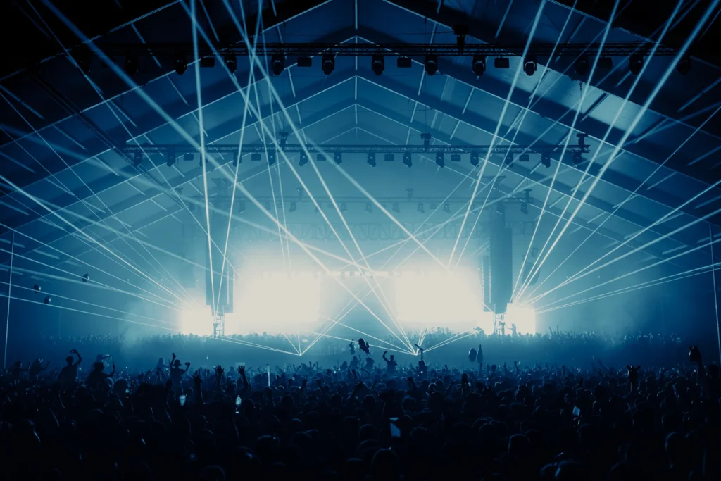 Hall du FCKNYE Festival traversé de lasers au-dessus de la foule, archives