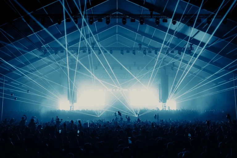 Hall du FCKNYE Festival traversé de lasers au-dessus de la foule, archives