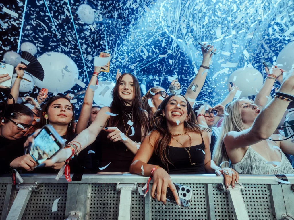 Public du FCKNYE Festival sous les confettis, contre les barrières, archives