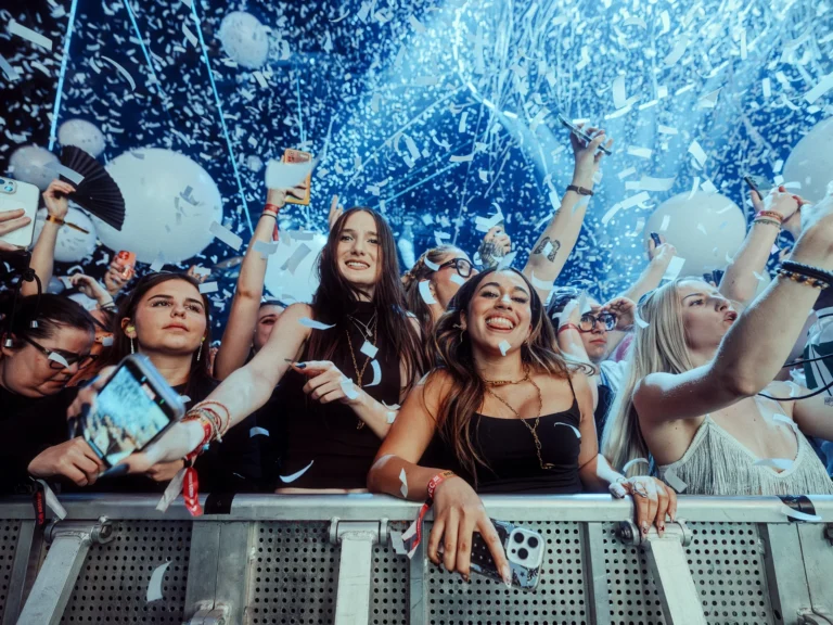 Public du FCKNYE Festival sous les confettis, contre les barrières, archives