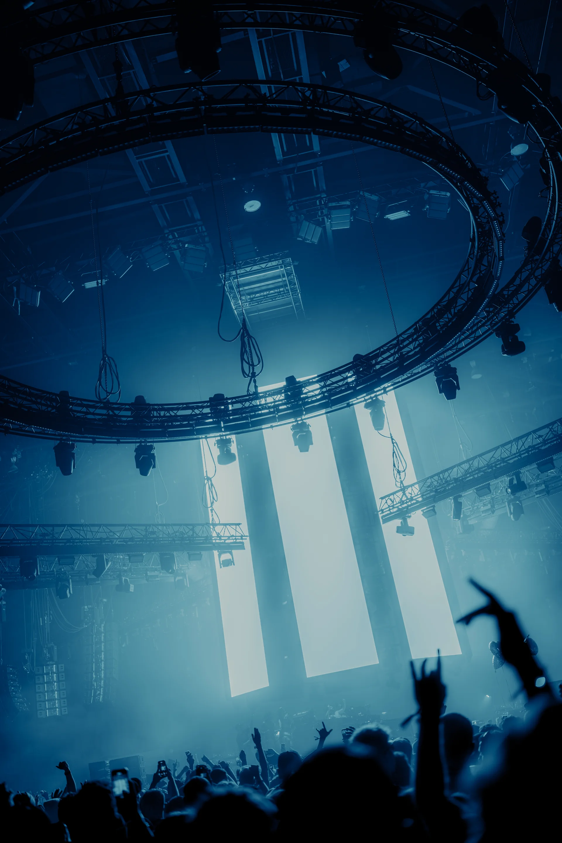 Scène du FCKNYE Festival dans une lumière bleue, archives