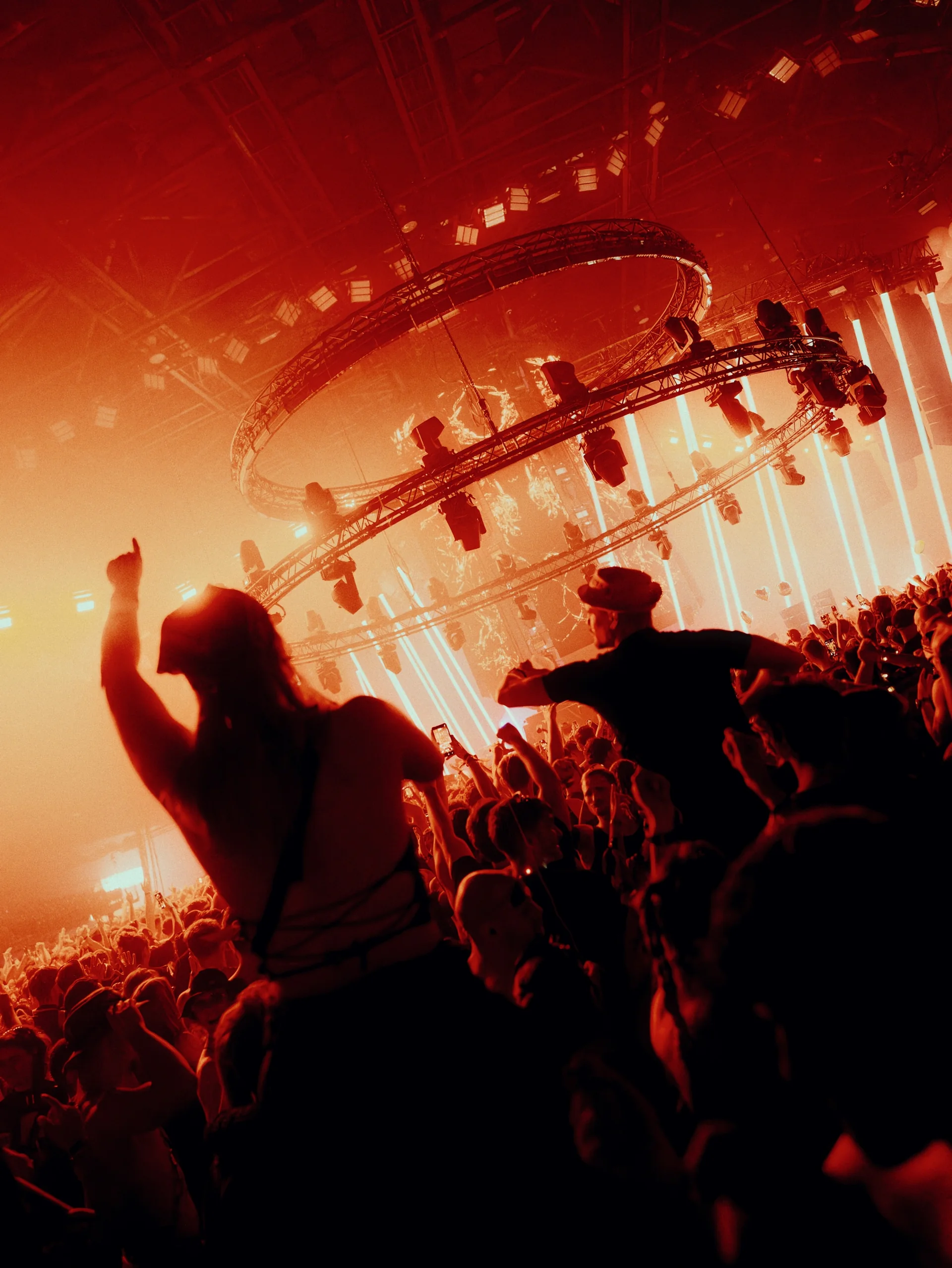 Foule du FCKNYE Festival sous une lumière rouge, archives