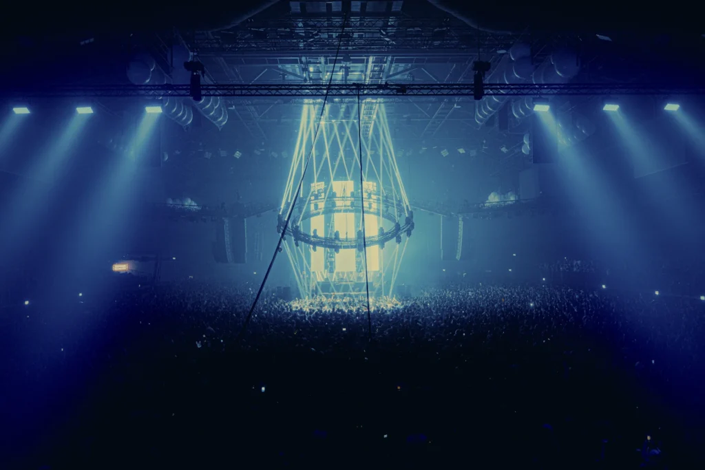 Scène du FCKNYE Festival et sa structure lumineuse, archives