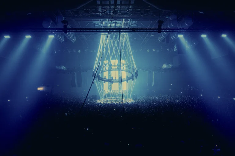 Scène du FCKNYE Festival et sa structure lumineuse, archives