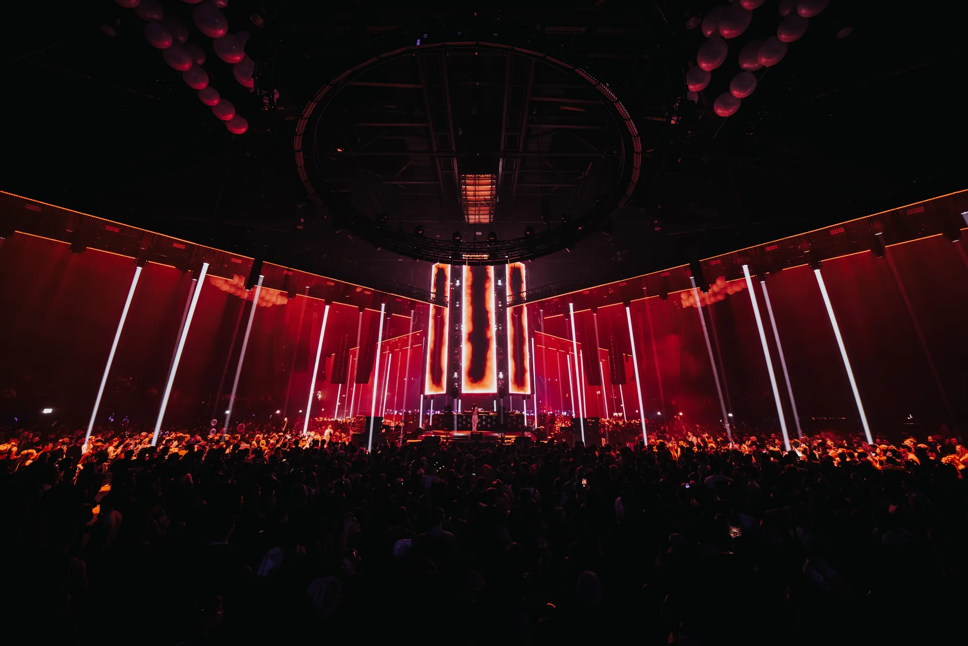 Scène du FCKNYE Festival baignée de lumière rouge, archives