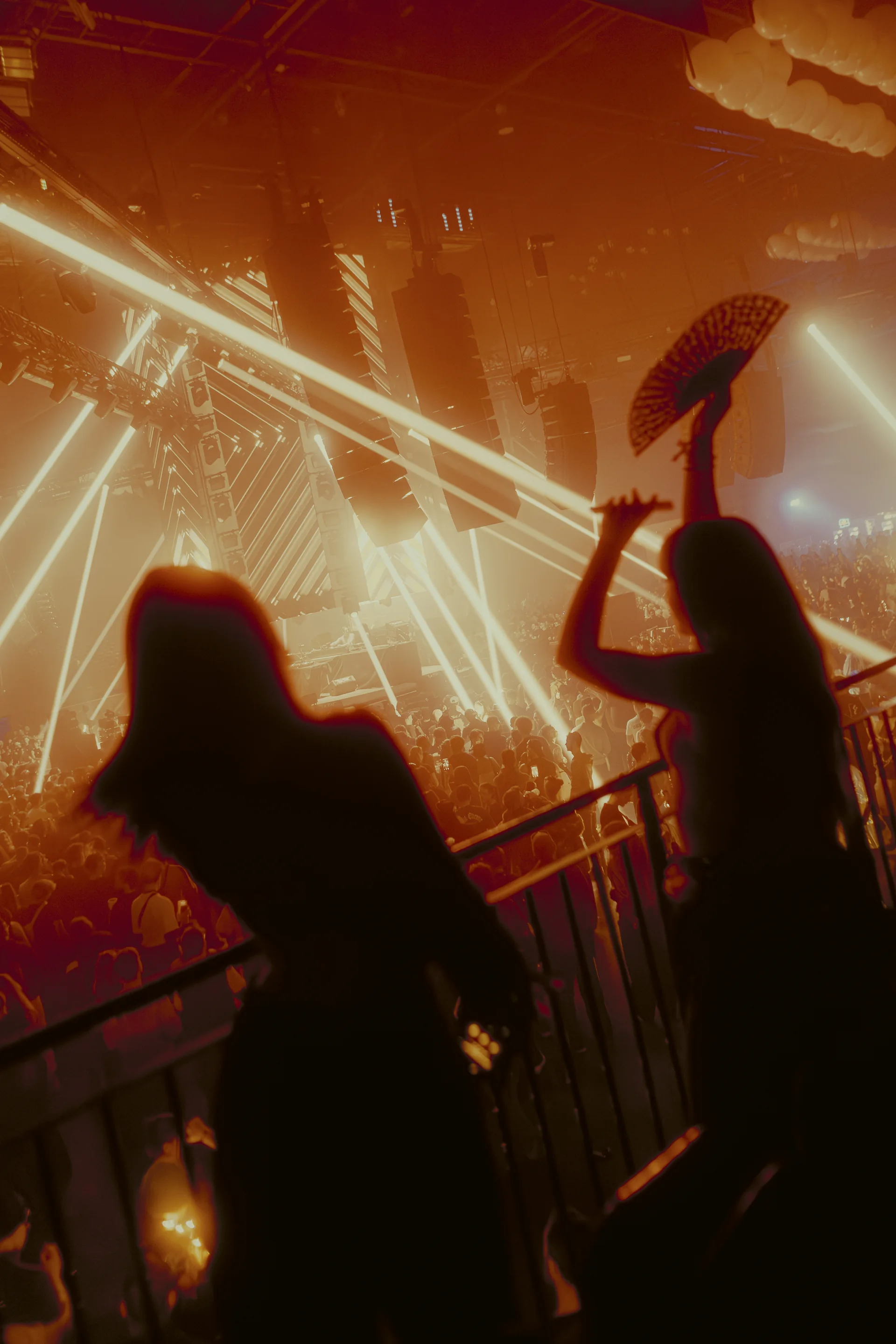 Silhouette de festivalière au balcon du FCKNYE Festival, archives