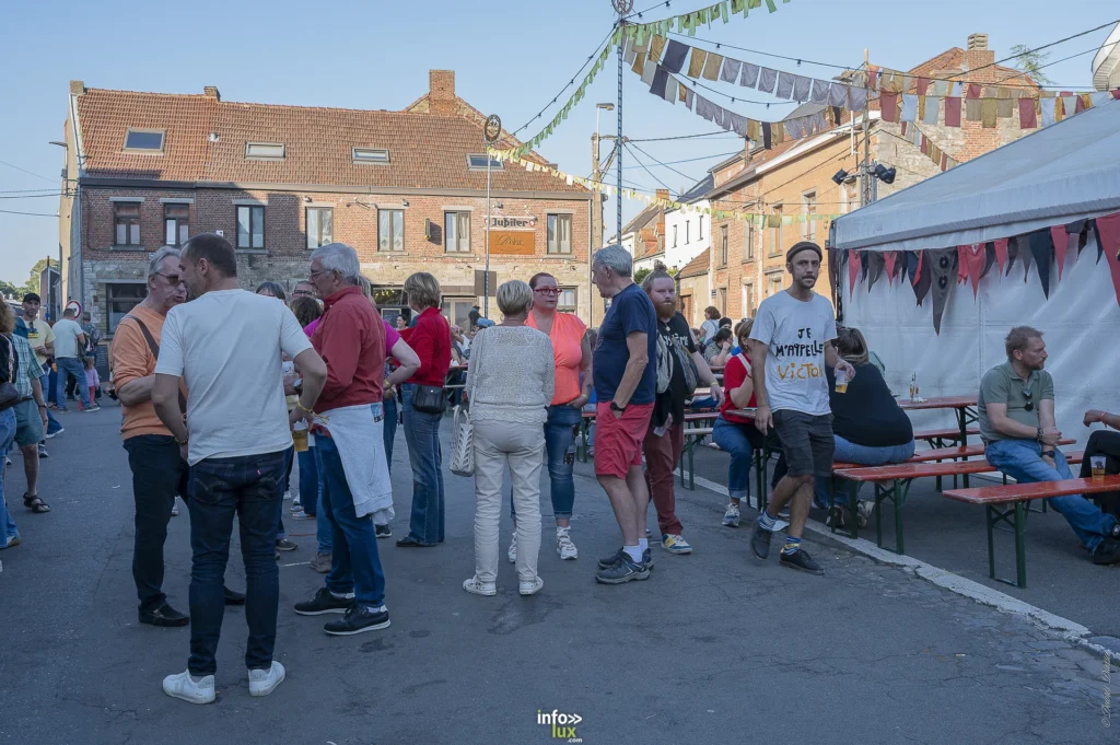 Public dans la rue pendant le festival Les Tailleurs 2026 à Écaussinnes