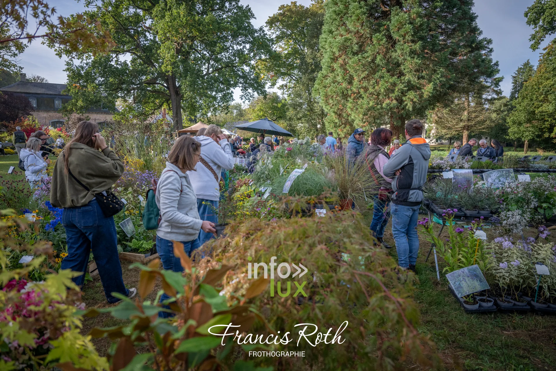 Fête des Plantes d’Aywiers 2026 à Lasne : visiteurs entre les plantes d’un pépiniériste