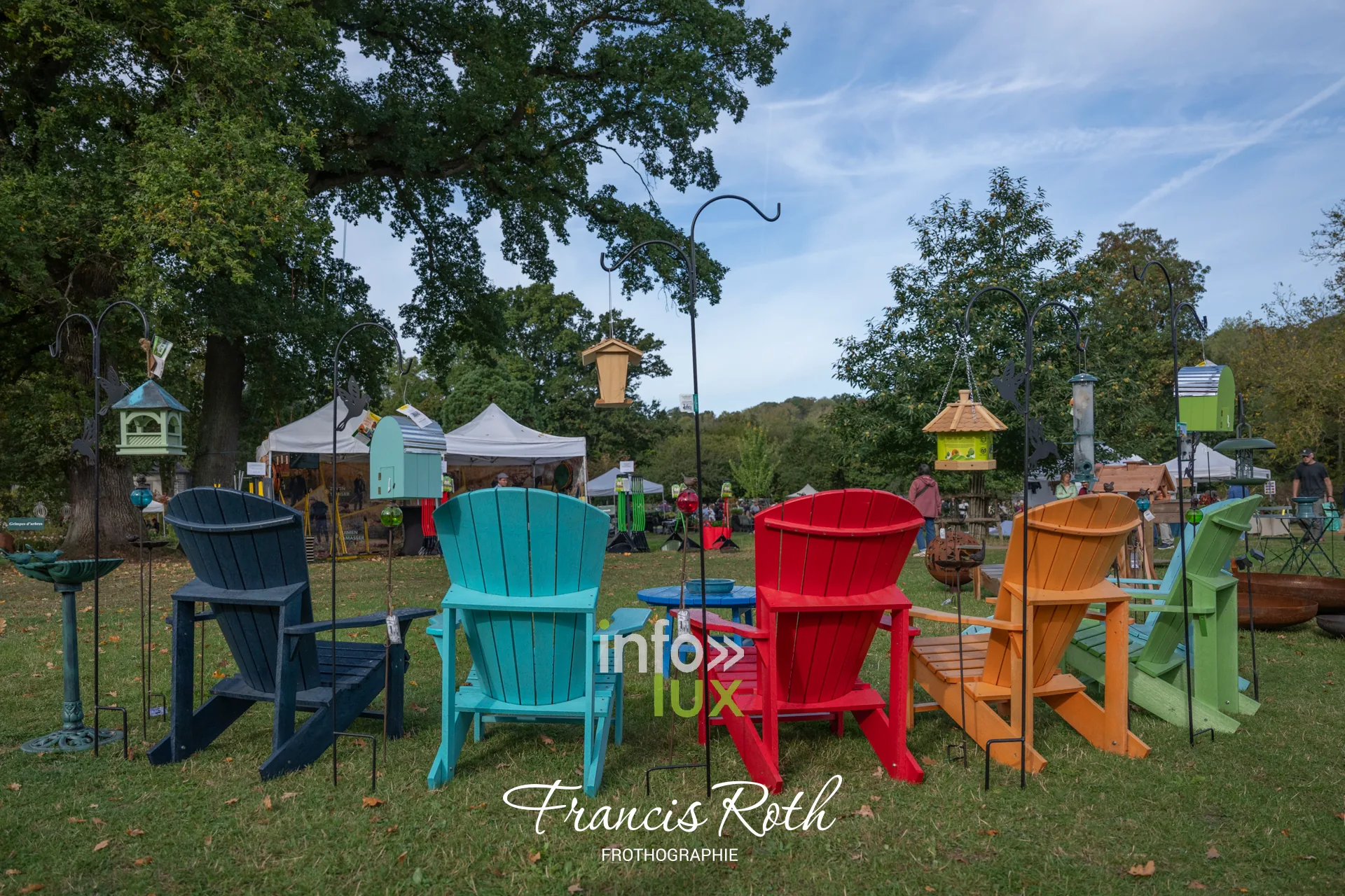 Fête des Plantes d’Aywiers 2026 à Lasne : fauteuils de jardin colorés sur un stand