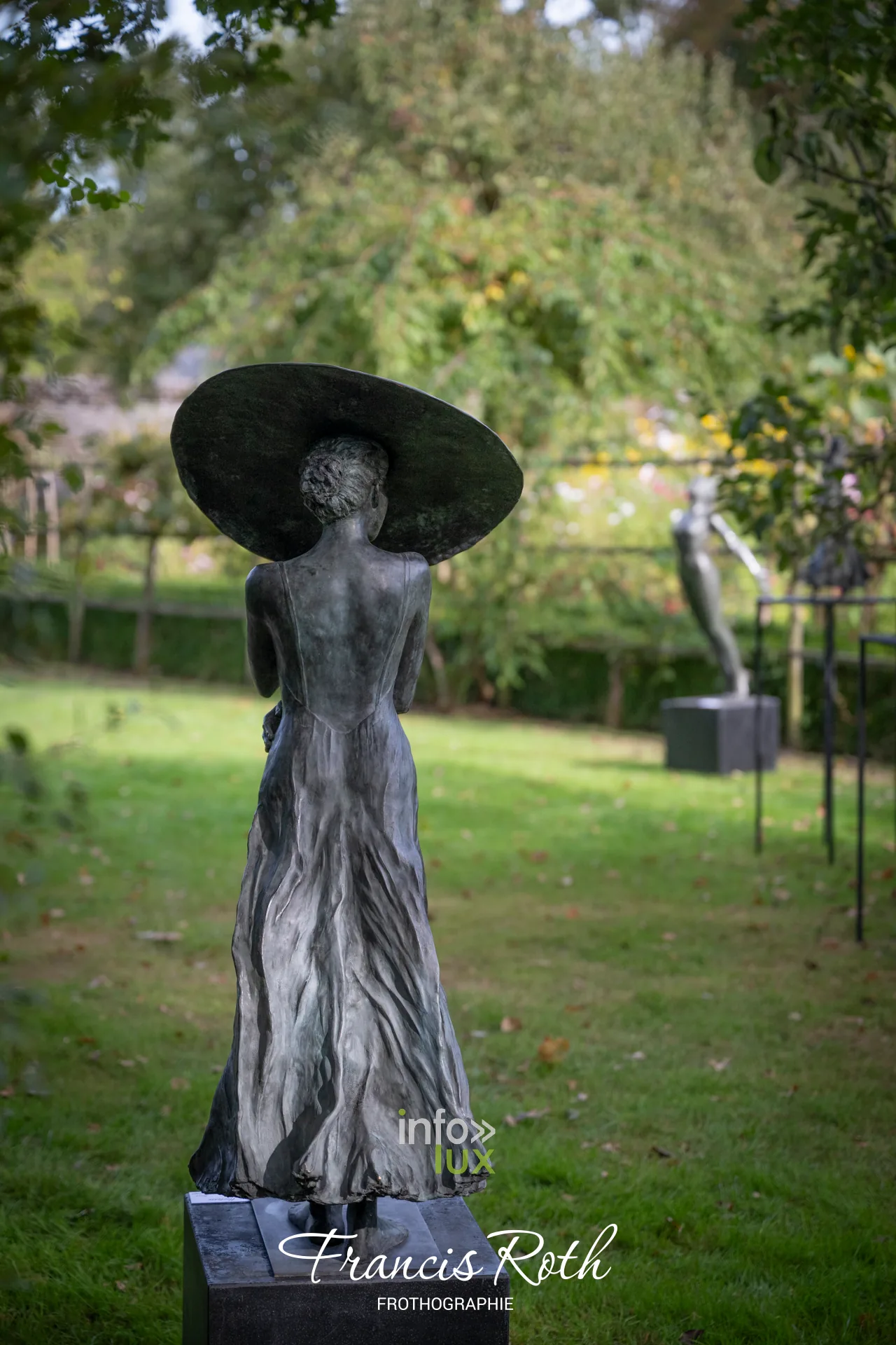 Fête des Plantes d’Aywiers 2026 à Lasne : sculpture d’une femme au chapeau dans le parc