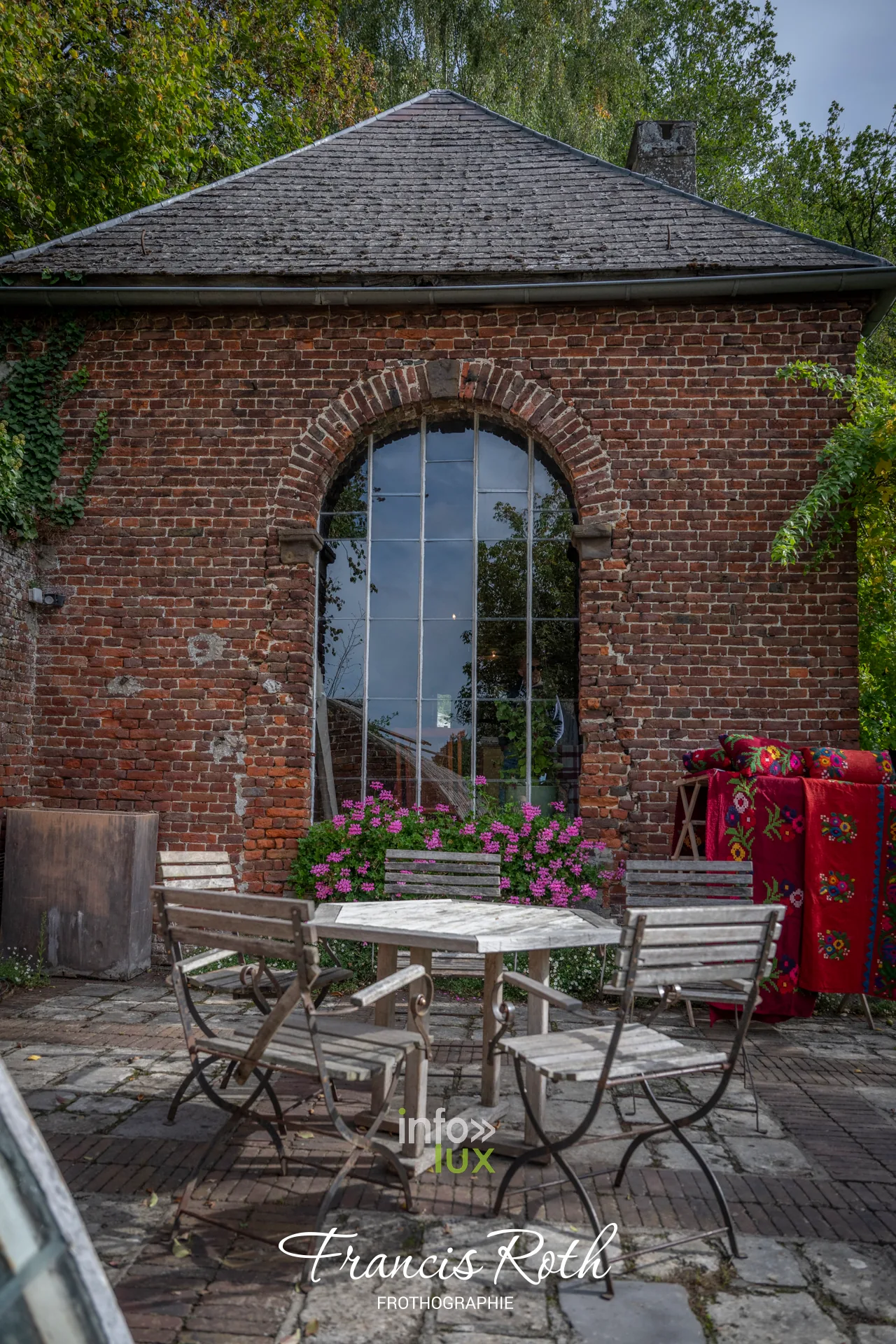 Fête des Plantes d’Aywiers 2026 à Lasne : pavillon en briques du jardin clos