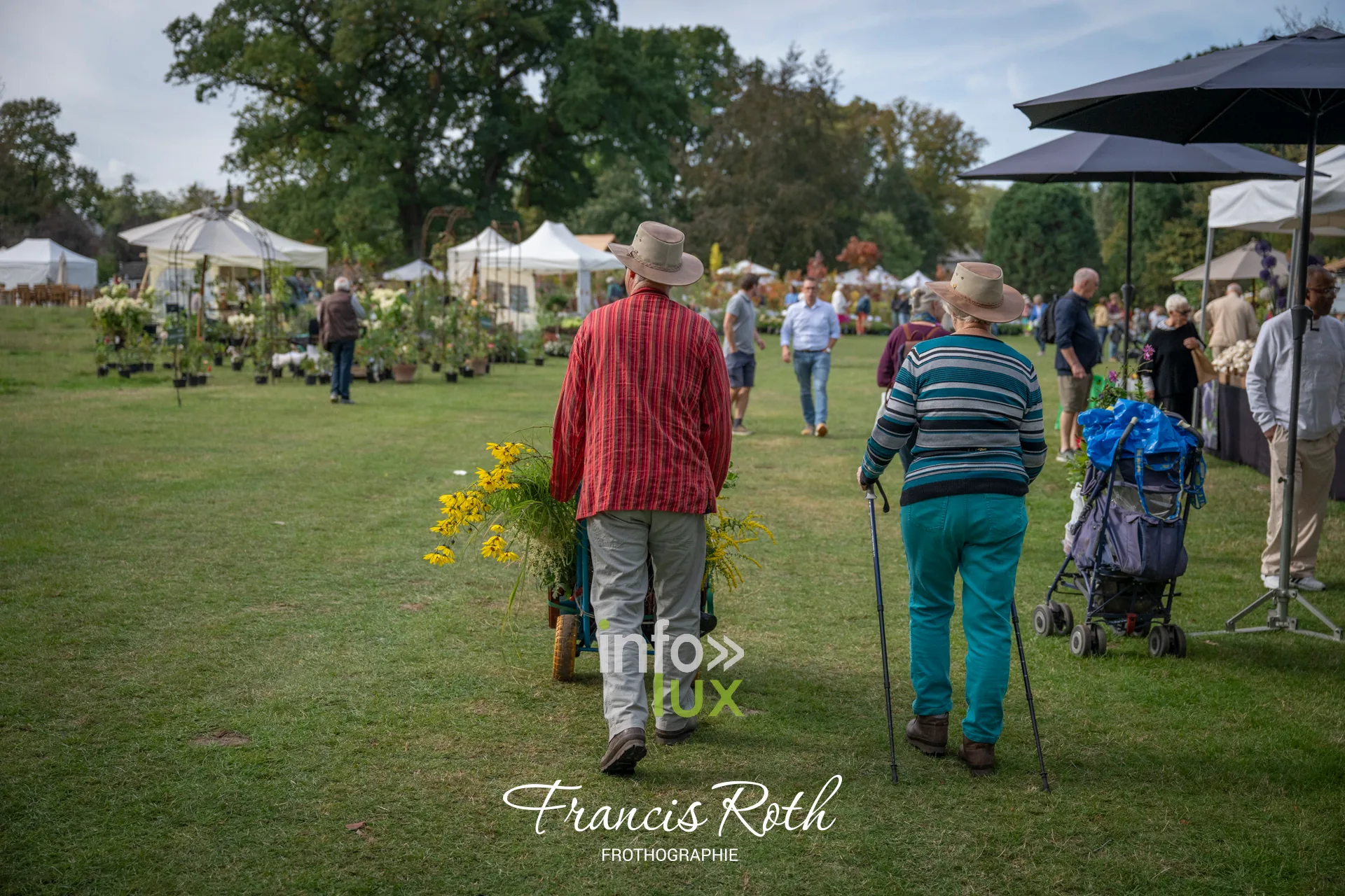 Fête des Plantes d’Aywiers 2026 à Lasne : visiteurs repartant avec leurs plantes