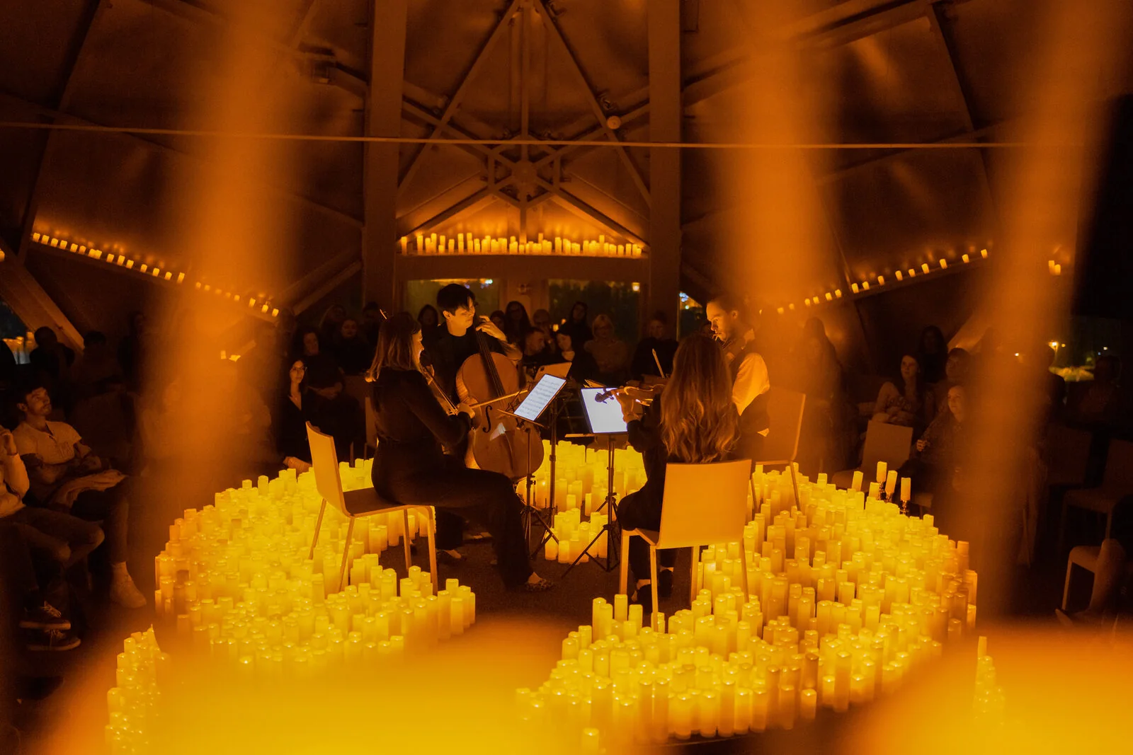 Concert Candlelight à l’Atomium de Bruxelles : quatuor à cordes entouré de bougies