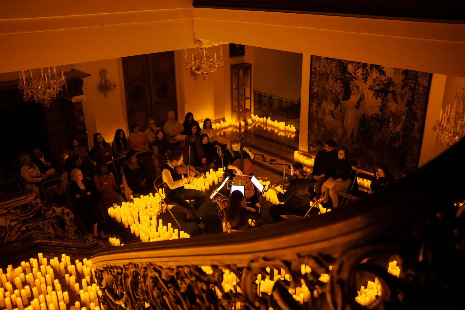 Concert Candlelight aux Salons du 25 à Bruxelles : le public autour des musiciens