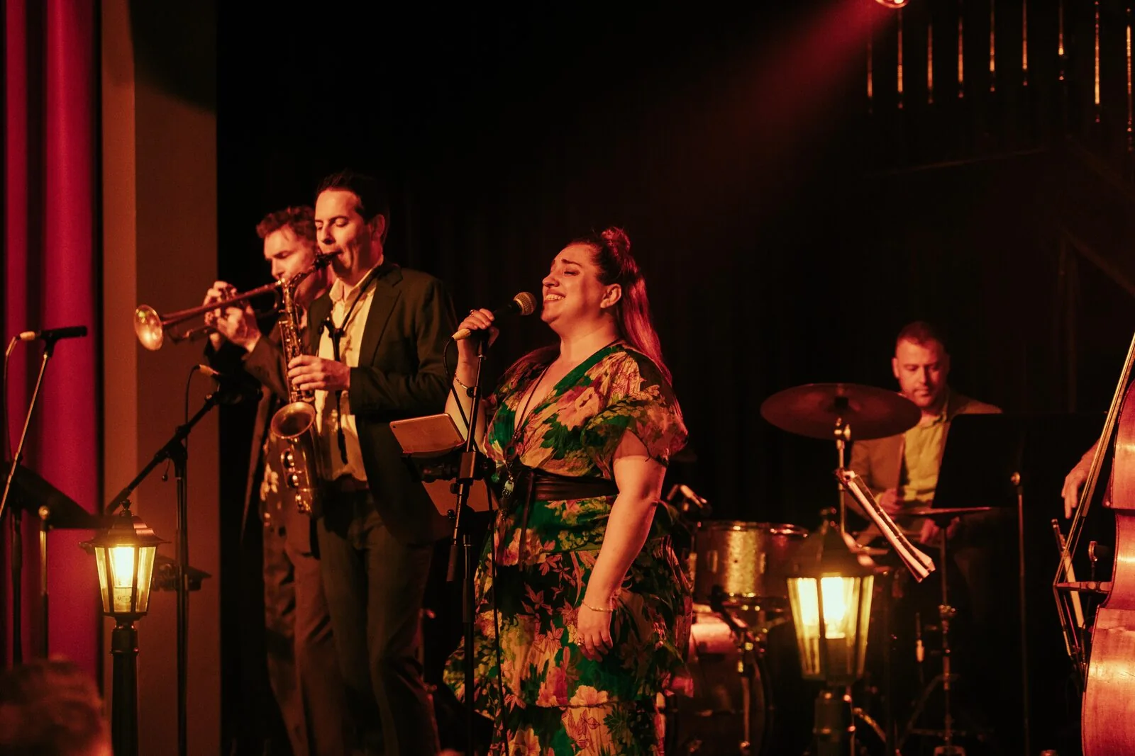 The Jazz Room : chanteuse et cuivres sur scène dans l’ambiance d’un club