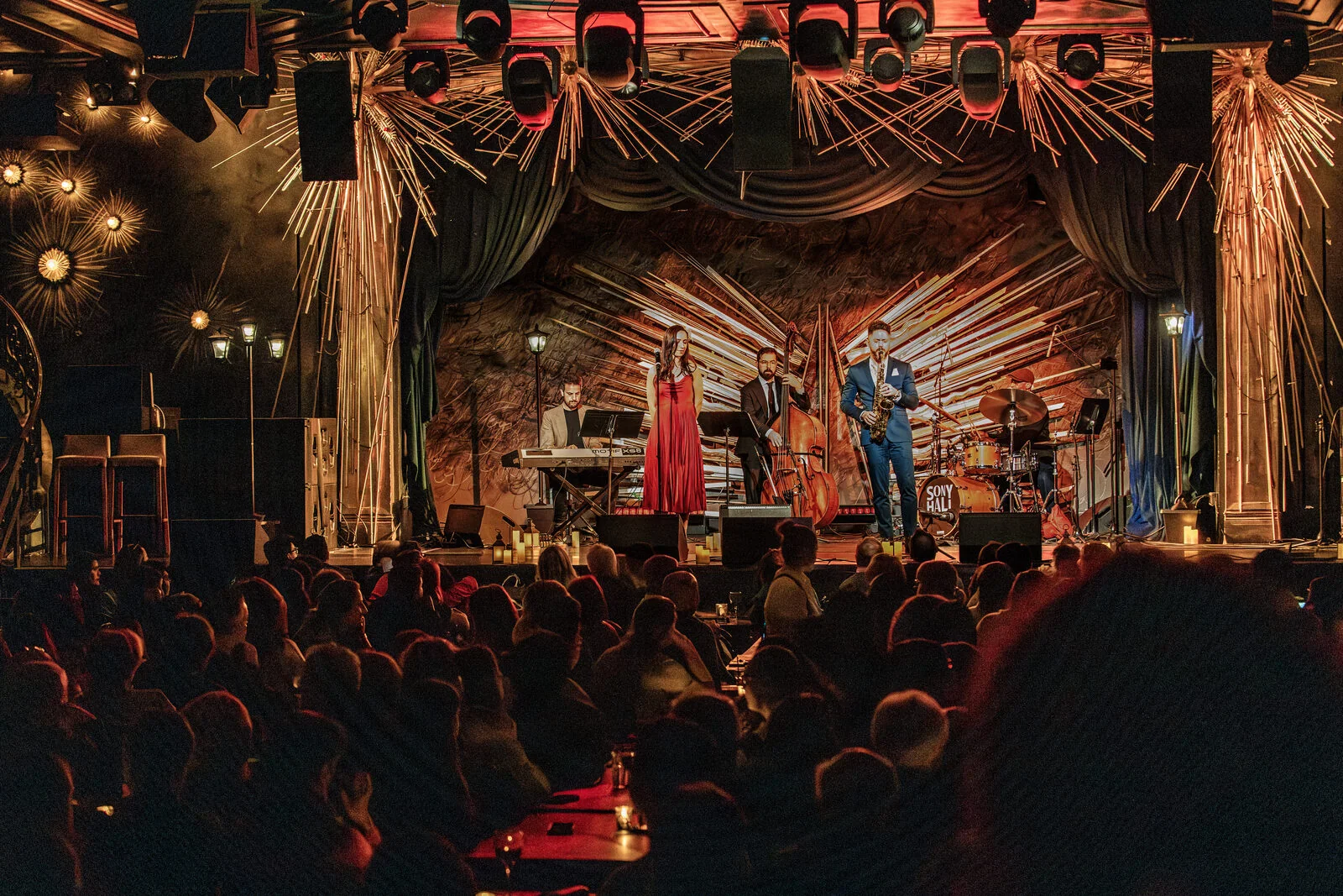 The Jazz Room : scène art déco et orchestre