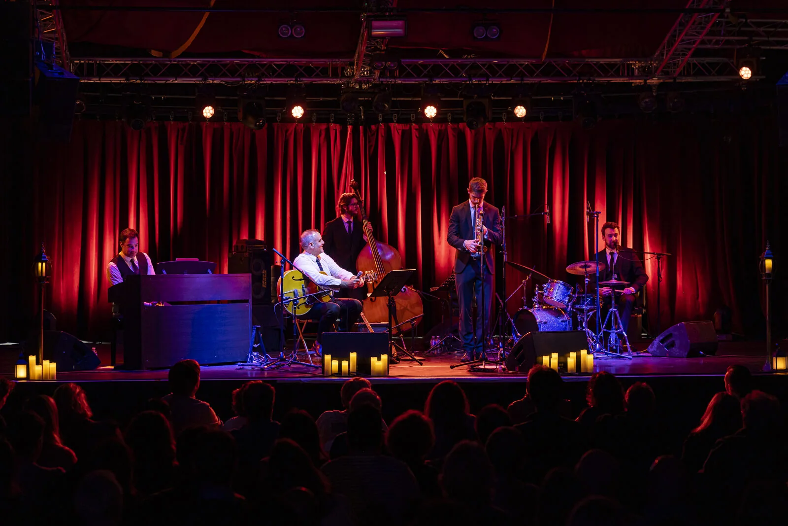 The Jazz Room : le combo jazz sous les rideaux rouges, bougies au bord de scène