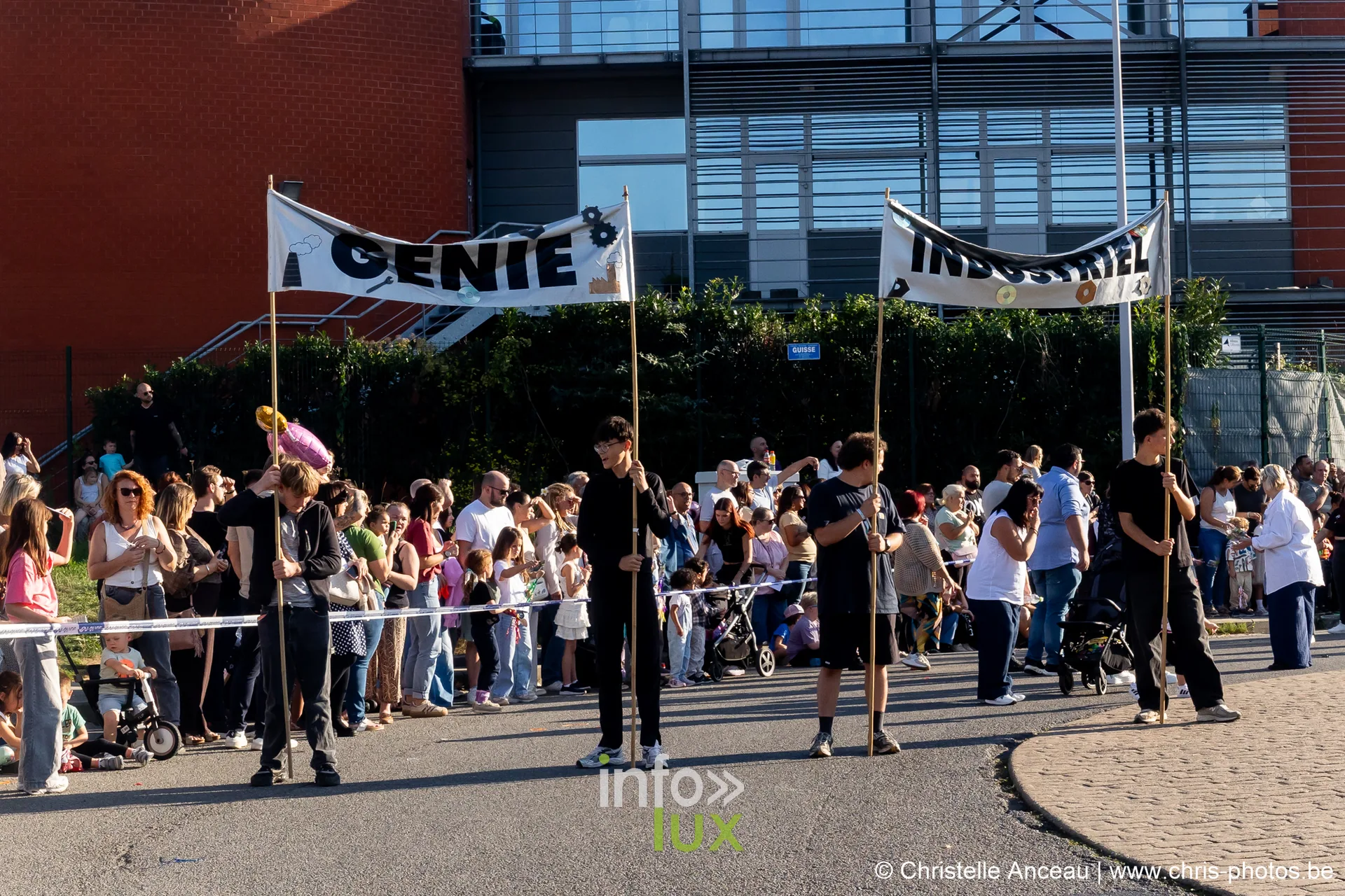 Fieris Féeries 2026 à Seraing : la banderole Génie Industriel et la foule
