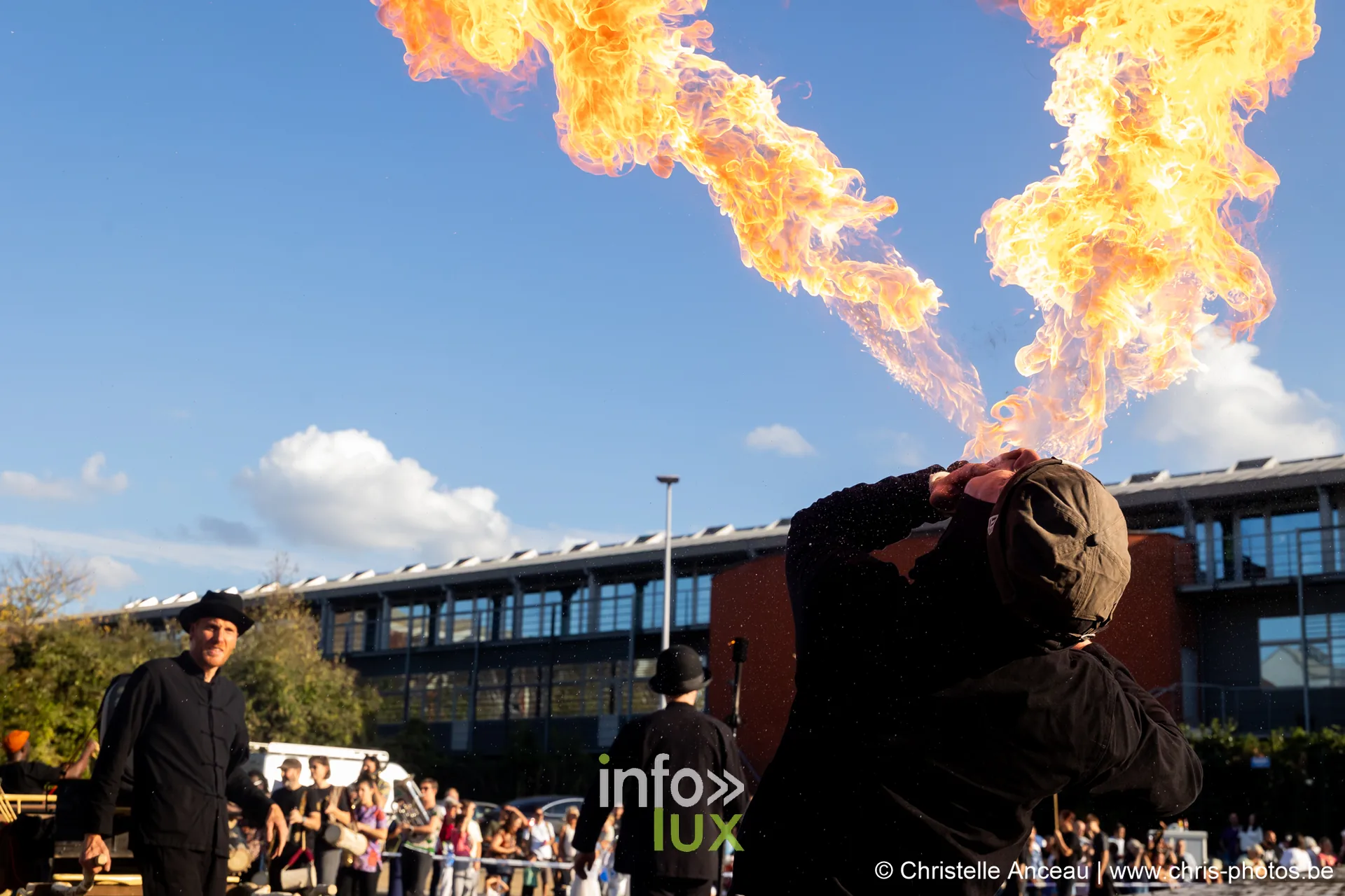 Fieris Féeries 2026 à Seraing : cracheur de feu au-dessus du public