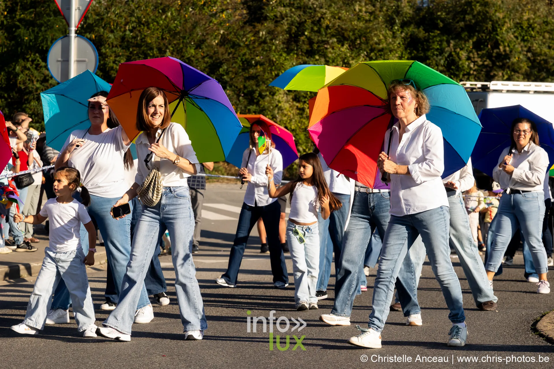 Fieris Féeries 2026 à Seraing : danseurs aux parapluies arc-en-ciel