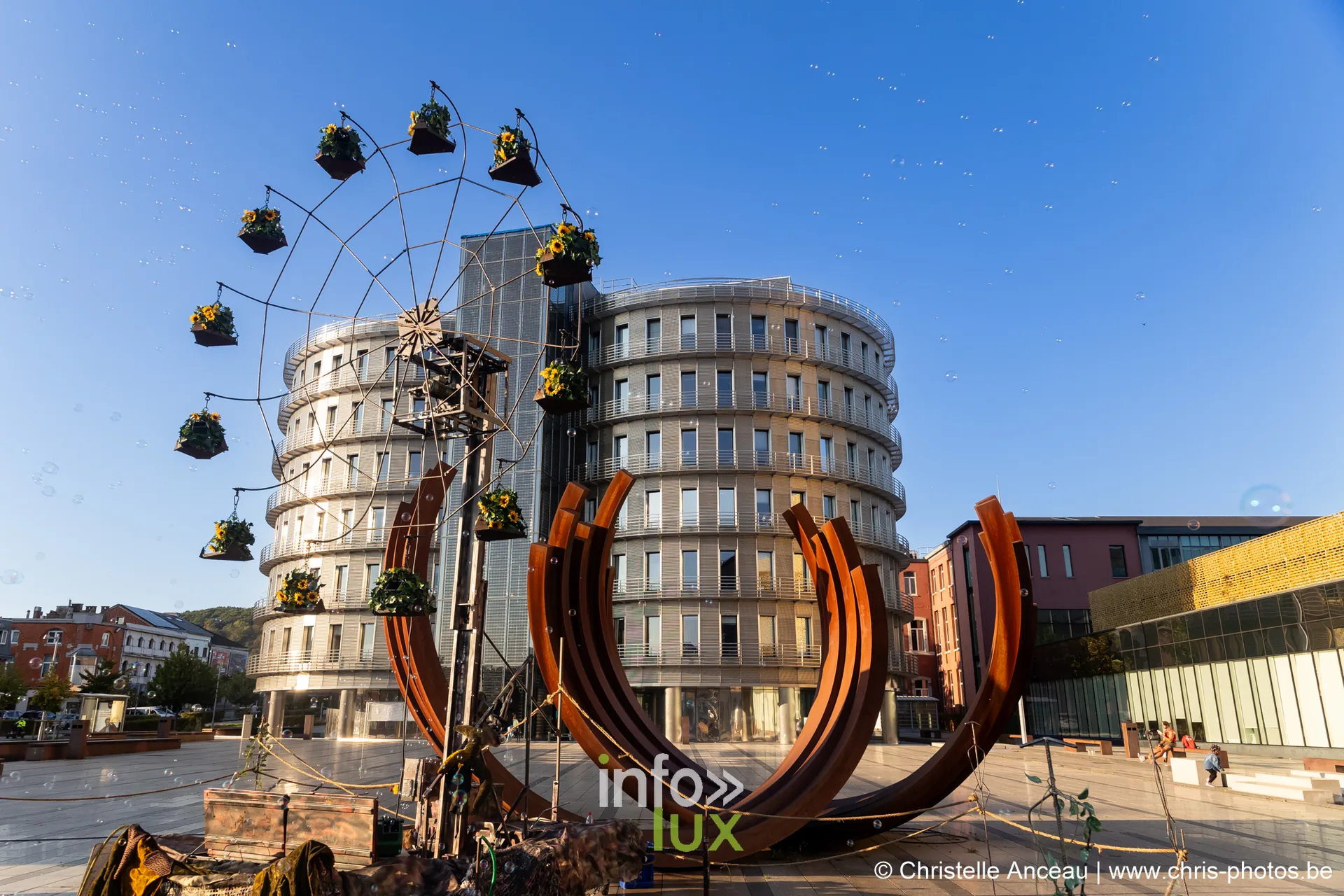 Fieris Féeries 2026 à Seraing : sculpture en forme de grande roue sur un char