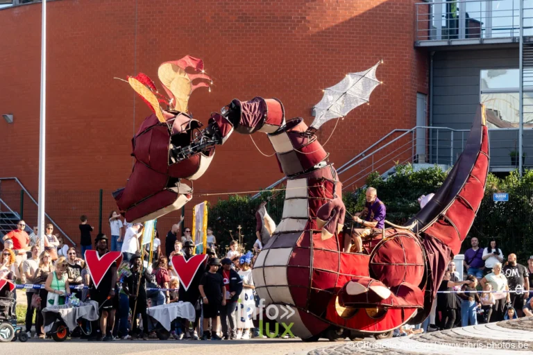 Fieris Féeries 2026 à Seraing : le dragon rouge dans le cortège