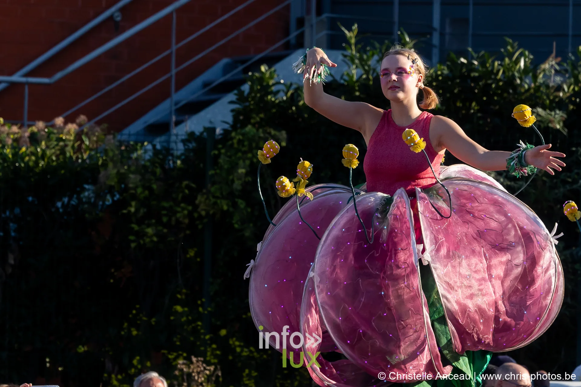 Fieris Féeries 2026 à Seraing : danseuse en costume de fleur