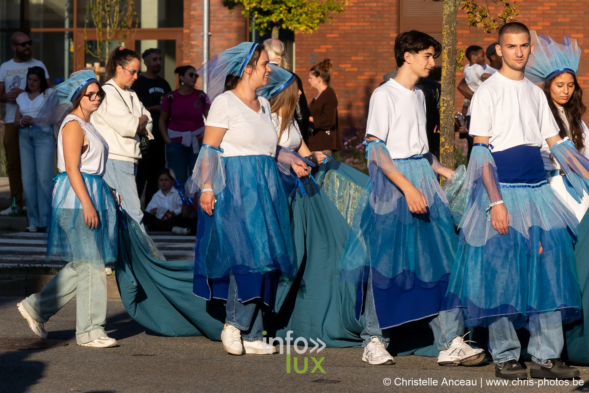 Fieris Féeries 2026 à Seraing : groupe en costumes bleus de la Meuse
