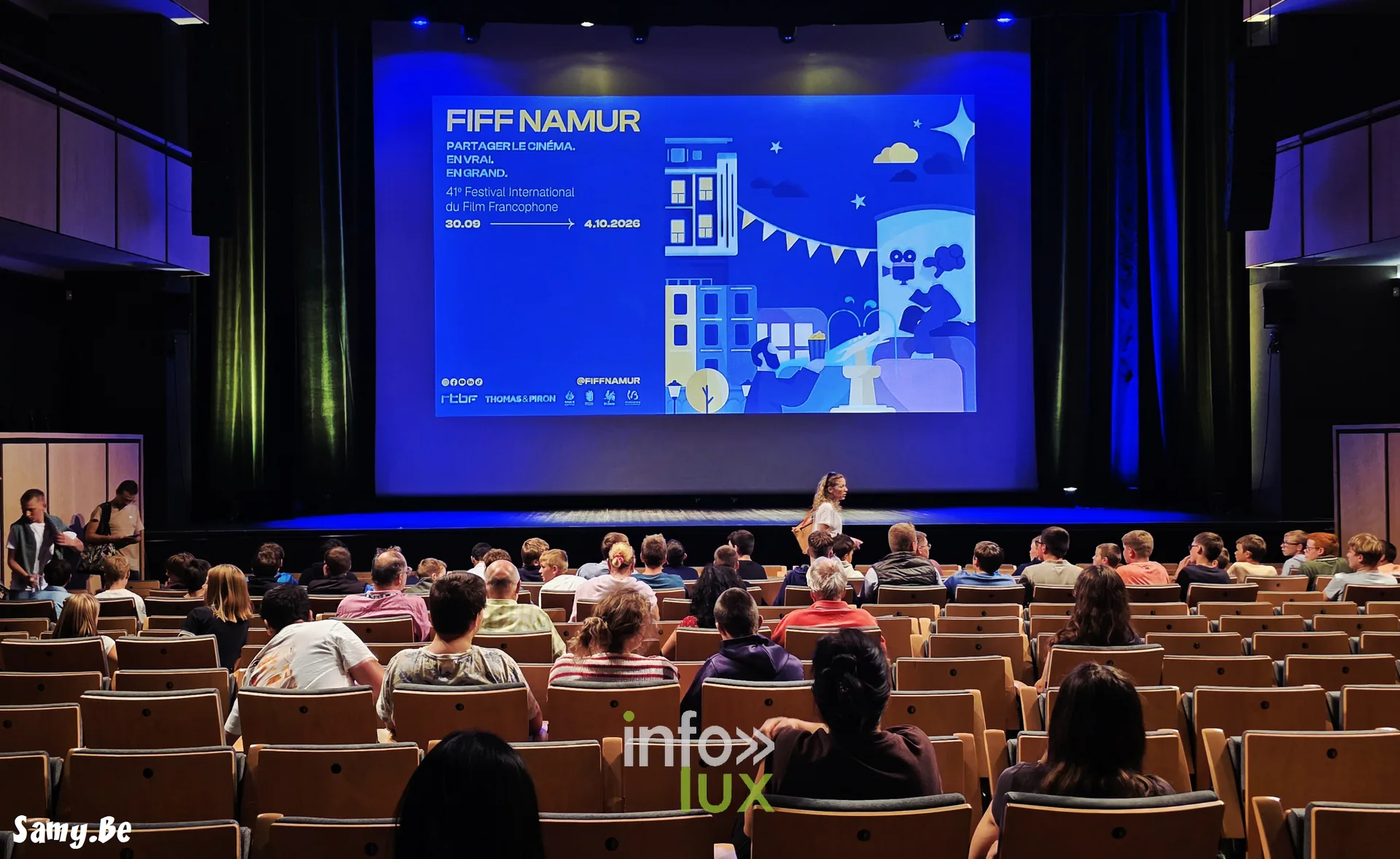 Salle du FiFF Namur 2026 avant une projection, écran aux couleurs du festival
