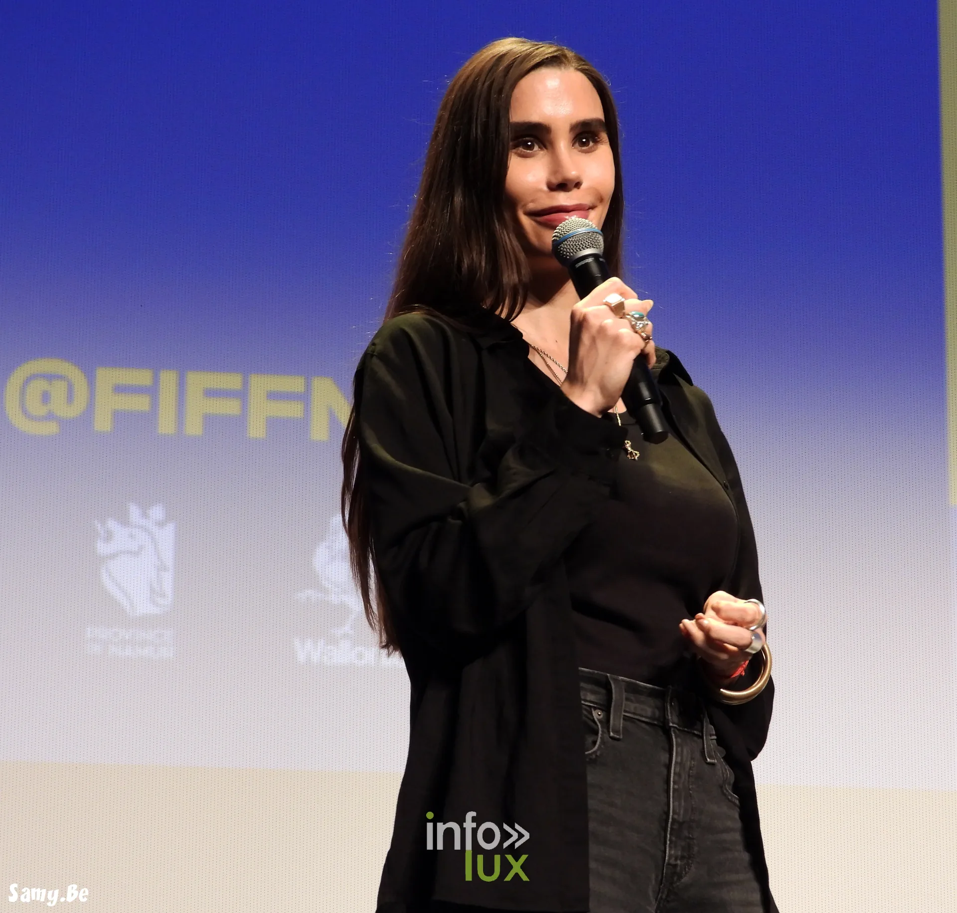 L’une des deux personnes à la réalisation de New York, Miriam et moi au micro, FiFF Namur 2026
