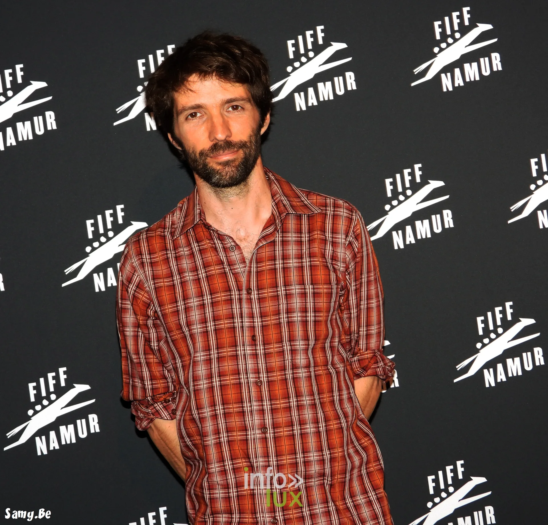 Au photocall du FiFF Namur 2026, l’un des coréalisateurs de New York, Miriam et moi, chemise à carreaux