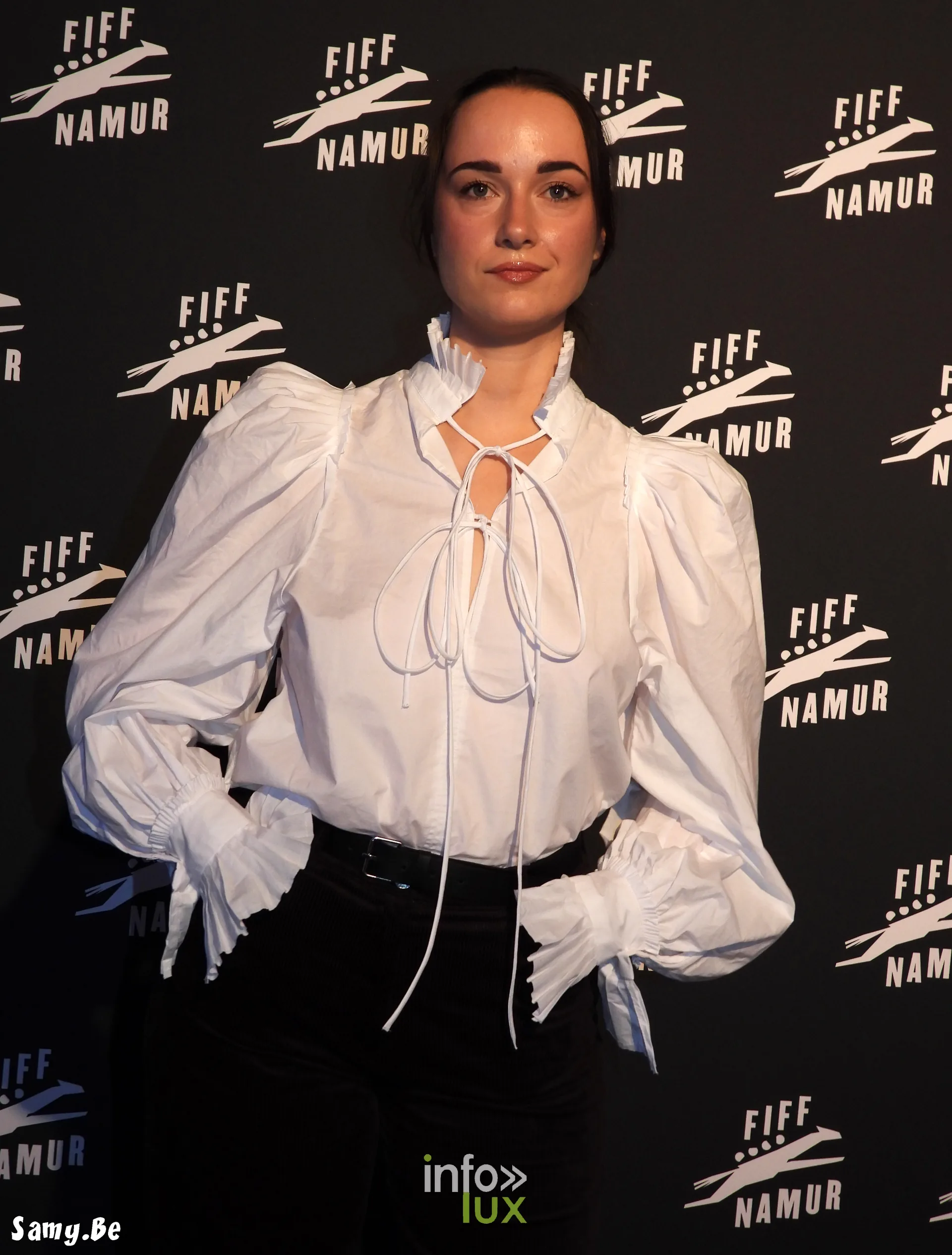 Manon Adastra en blouse blanche au photocall du FiFF Namur 2026