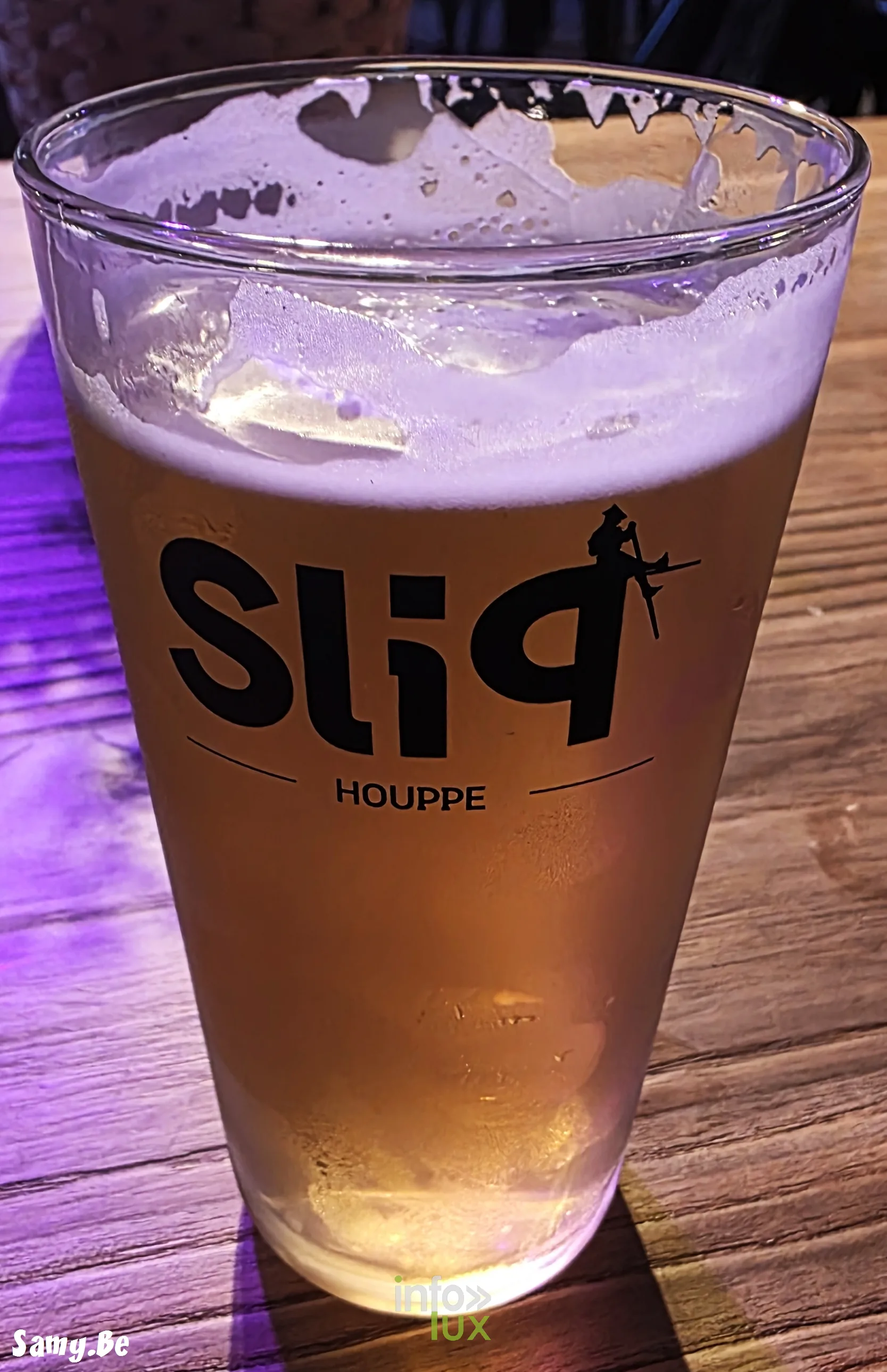 Verre de bière Houppe sur une table du FiFF Namur 2026