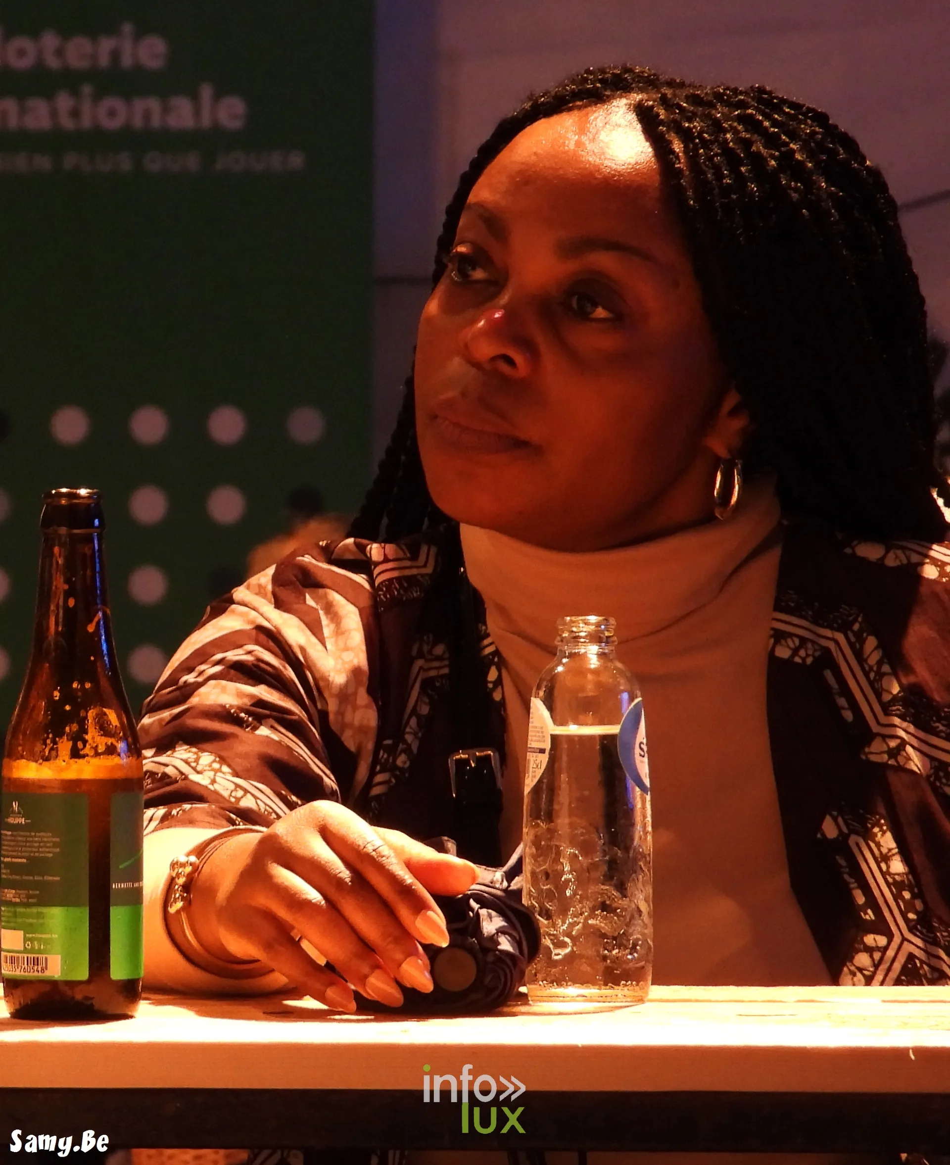 Une festivalière attablée lors d’Un verre en ville, FiFF Namur 2026