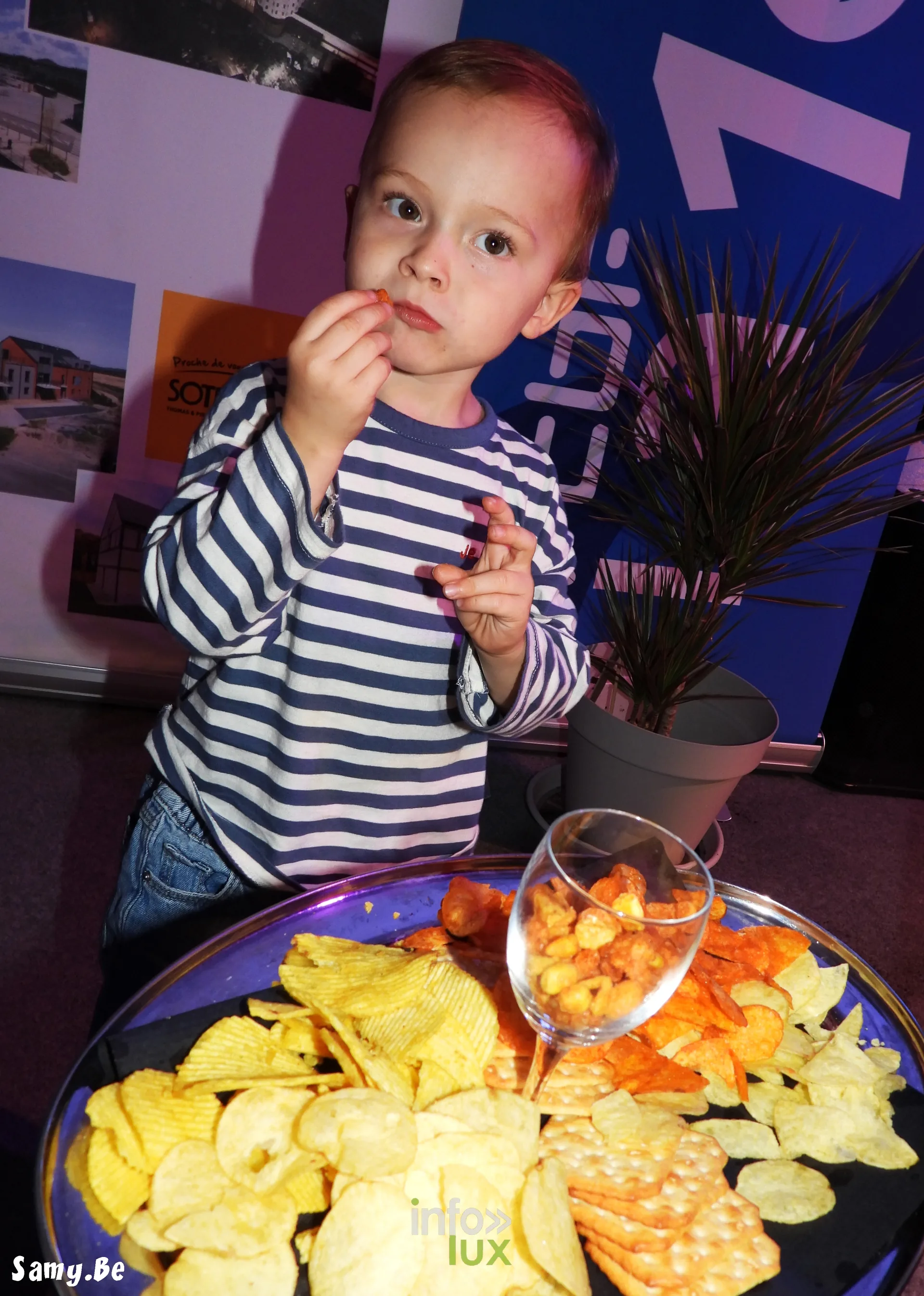 Un jeune festivalier devant un plateau de chips au FiFF Namur 2026