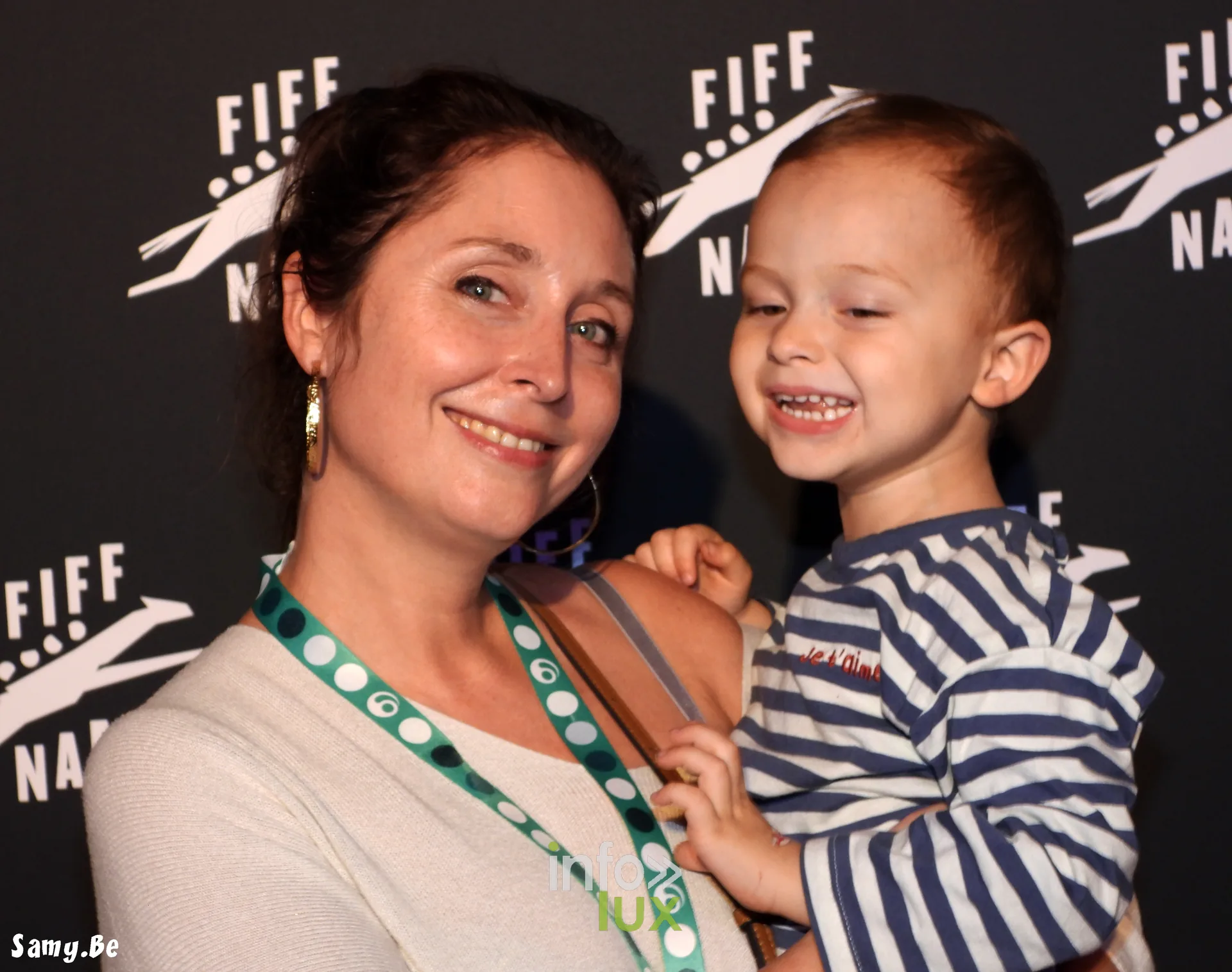 Audrey Devos et son fils souriant au photocall du FiFF Namur 2026