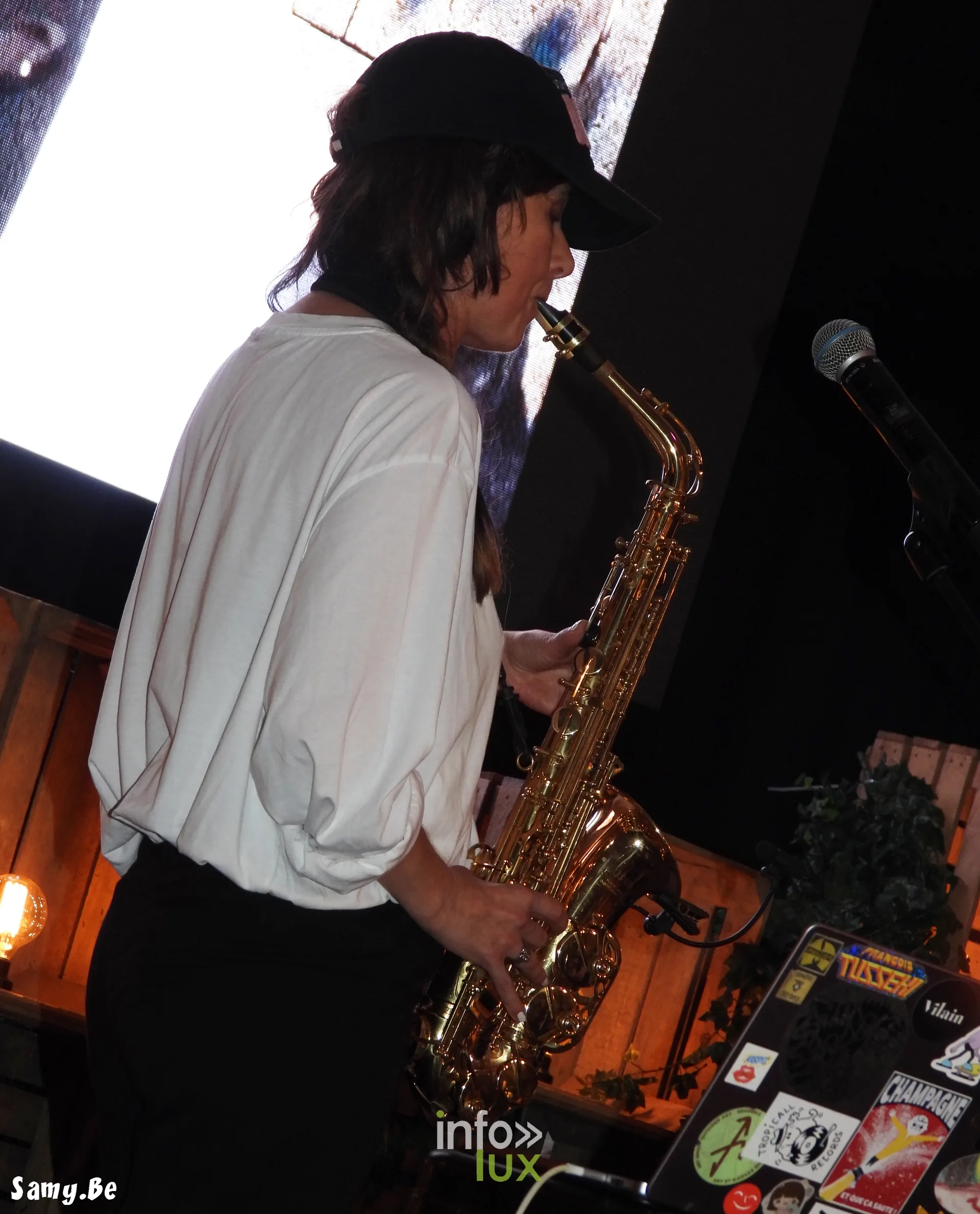 Saxophoniste sur la scène du village du FiFF Namur 2026