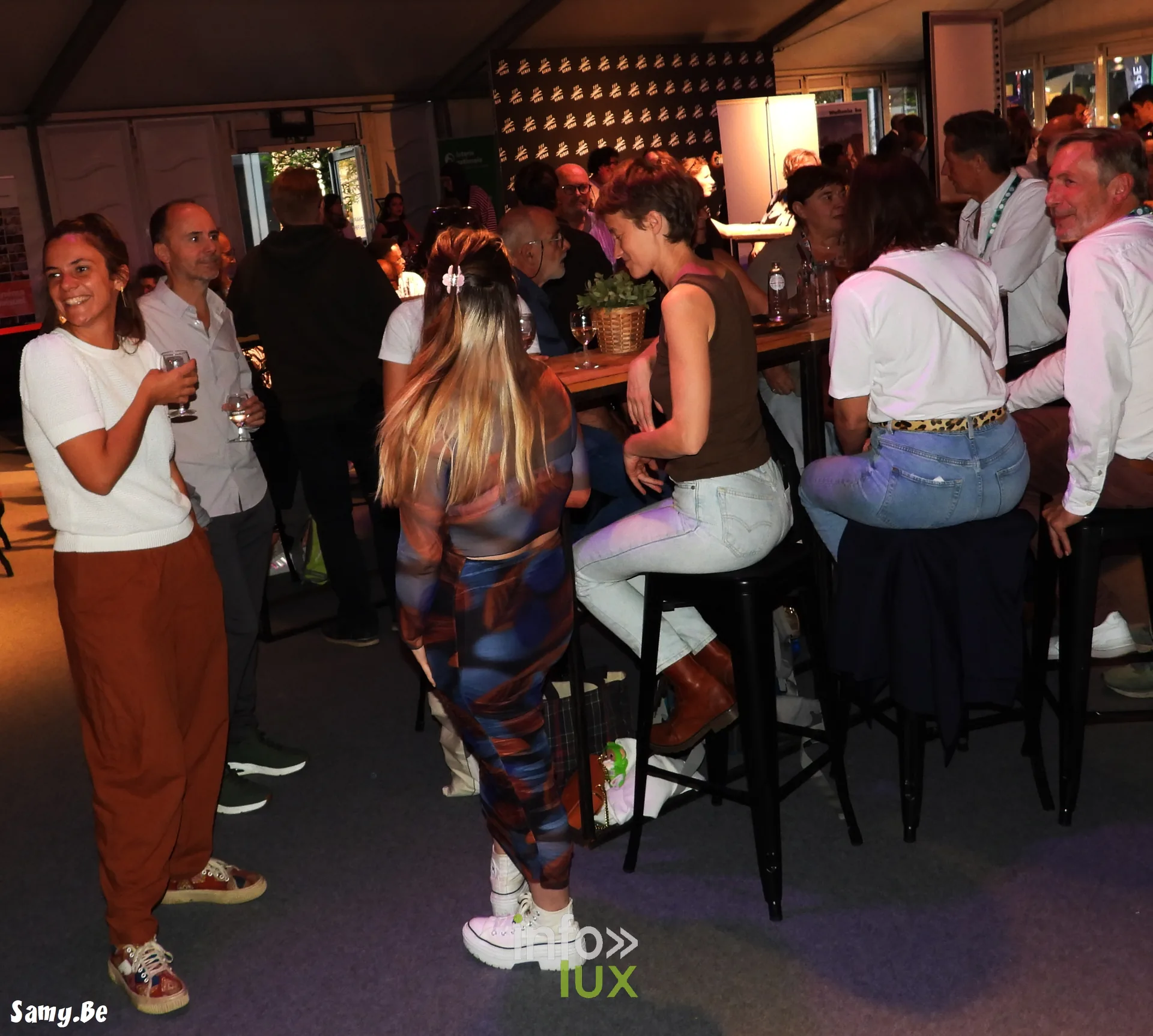 Festivaliers au bar du village du FiFF Namur 2026